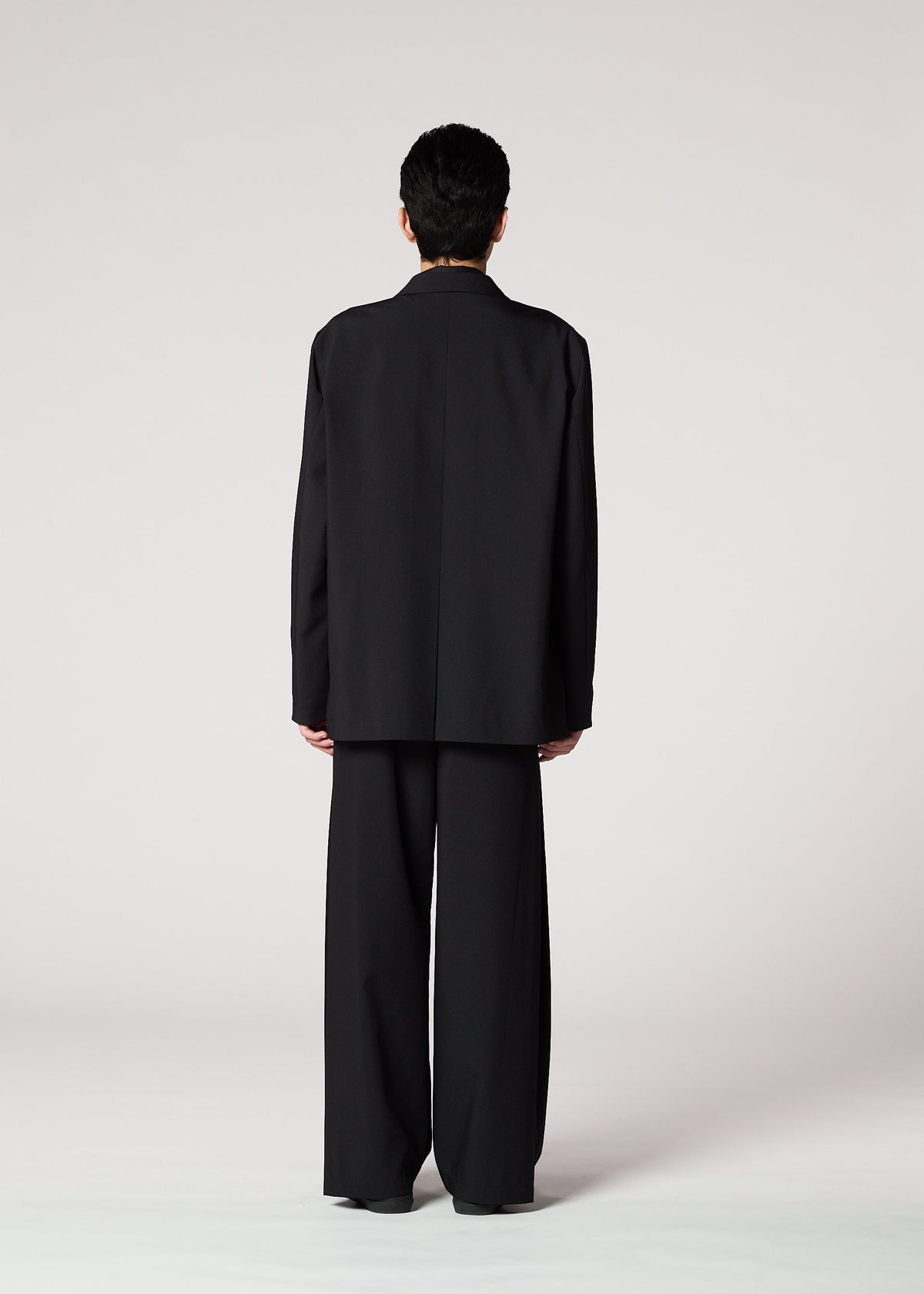 A model wears the IM MEN WINGS BLACK prêt à porter.