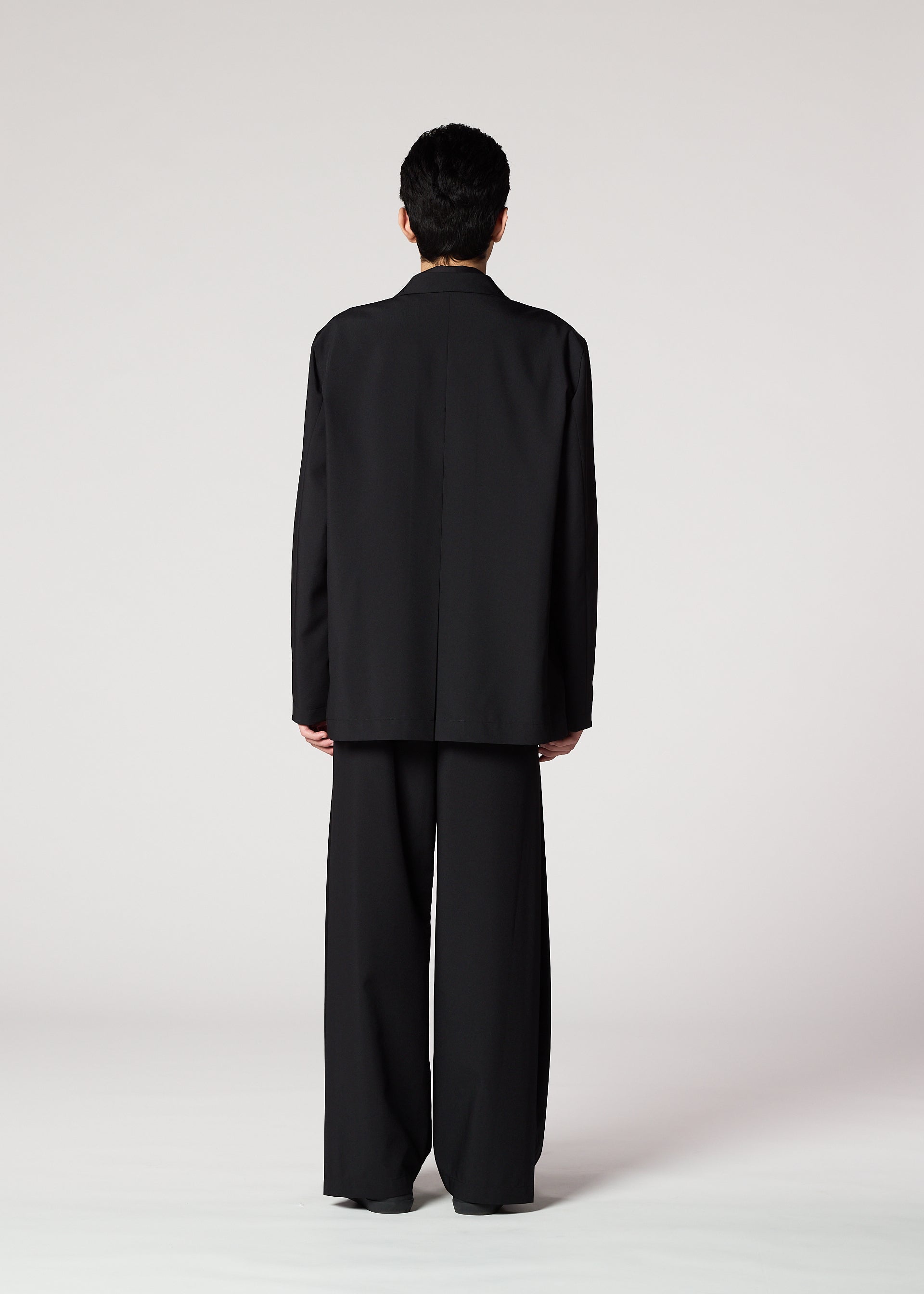 A model wears the IM MEN WINGS BLACK prêt à porter.