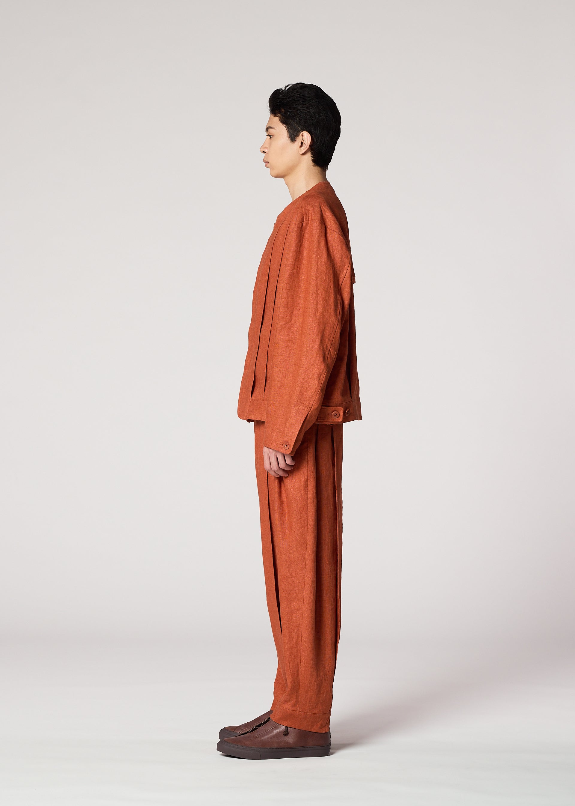 A model wears the IM Men TOUGH LINEN prêt à porter.