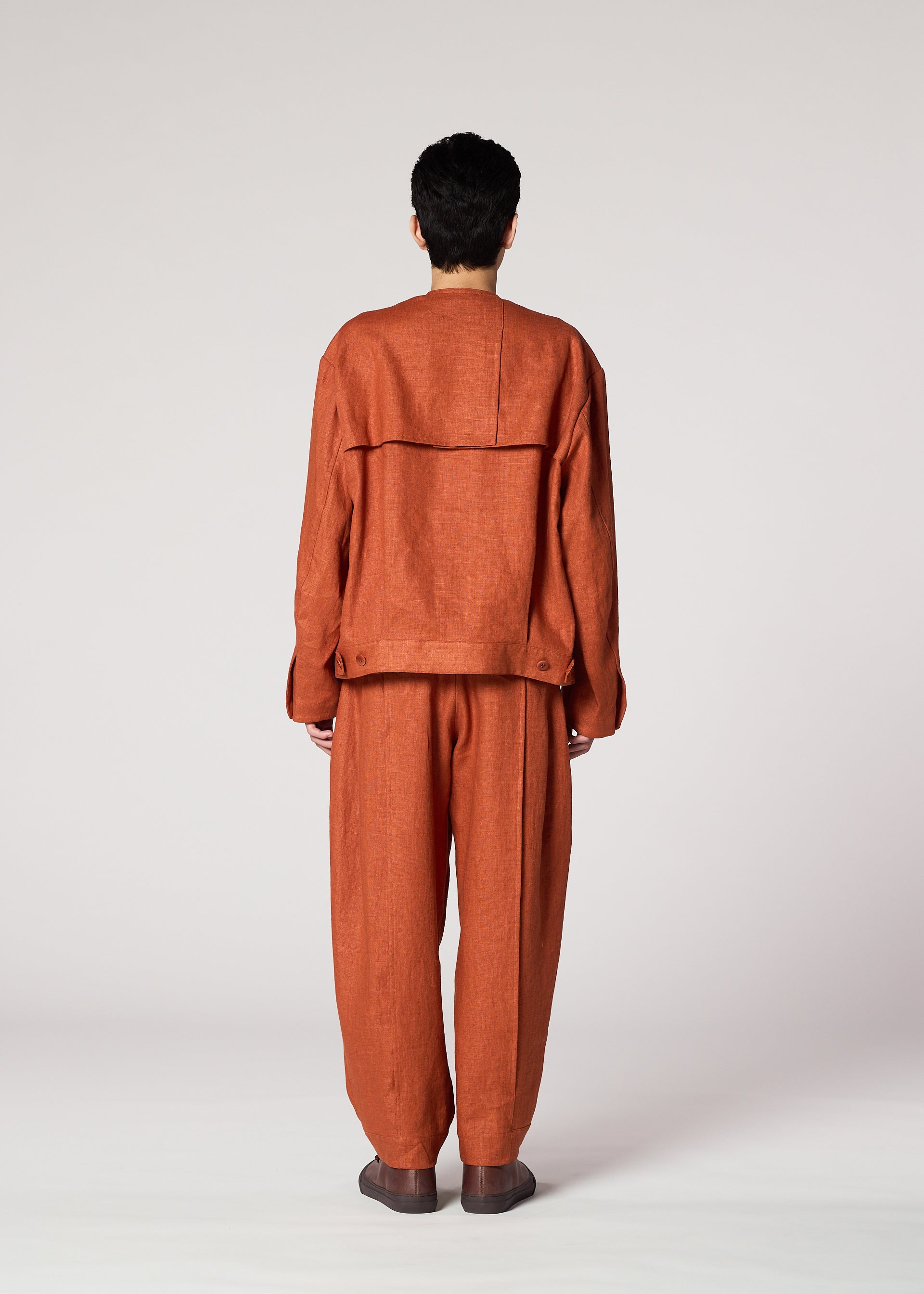 A model wears the IM Men TOUGH LINEN prêt à porter.