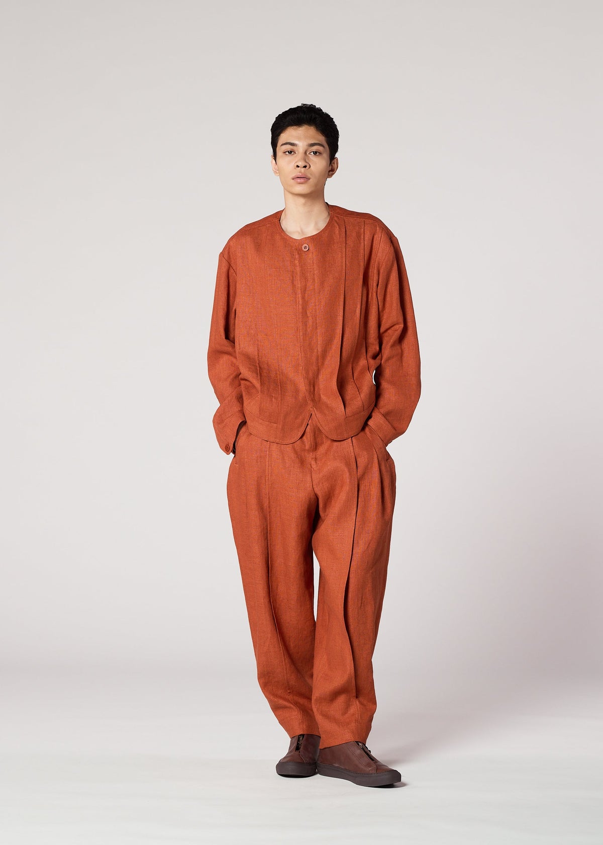 A model wears the IM Men TOUGH LINEN prêt à porter.