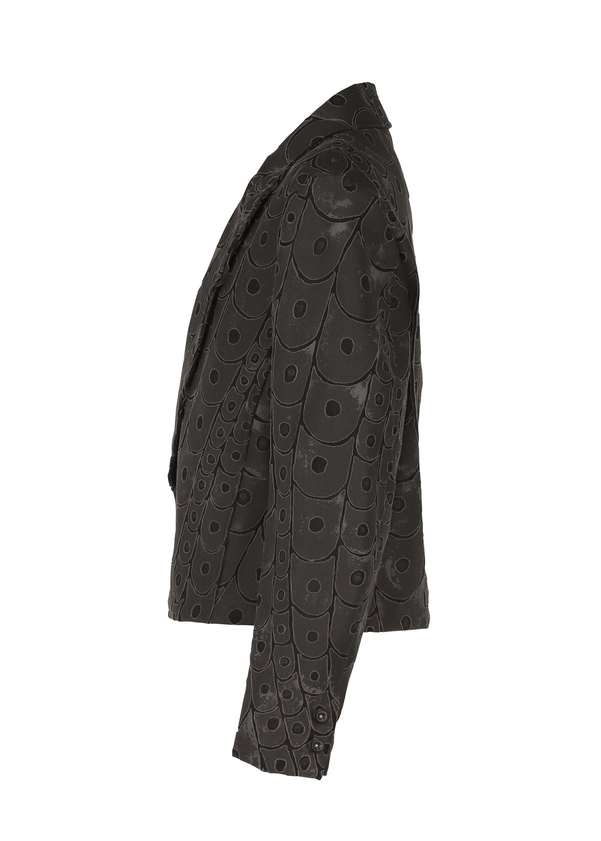 A detail shot of the IM Men UROKOMON prêt à porter.