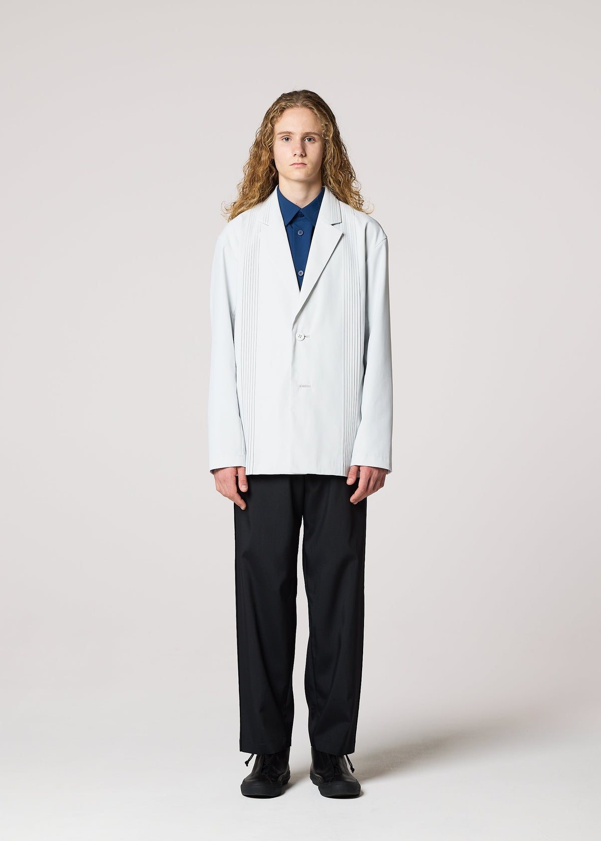 A model wears the IM Men AIR PLEATS prêt à porter.