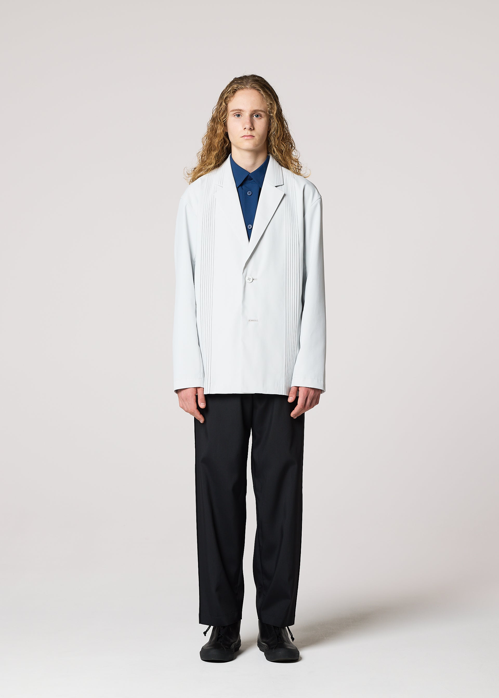 A model wears the IM Men AIR PLEATS prêt à porter.