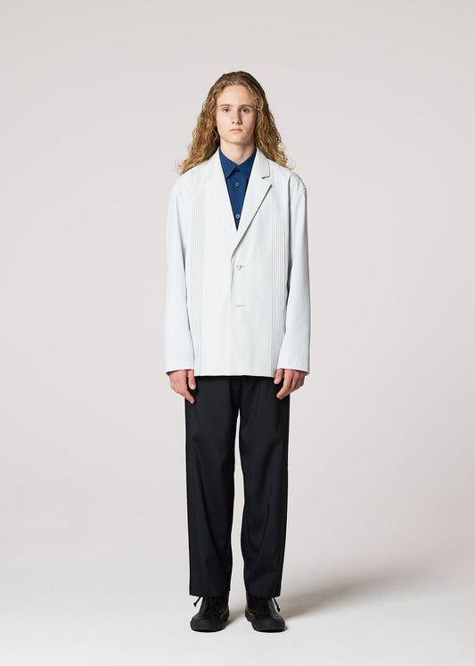 A model wears the IM Men AIR PLEATS prêt à porter.