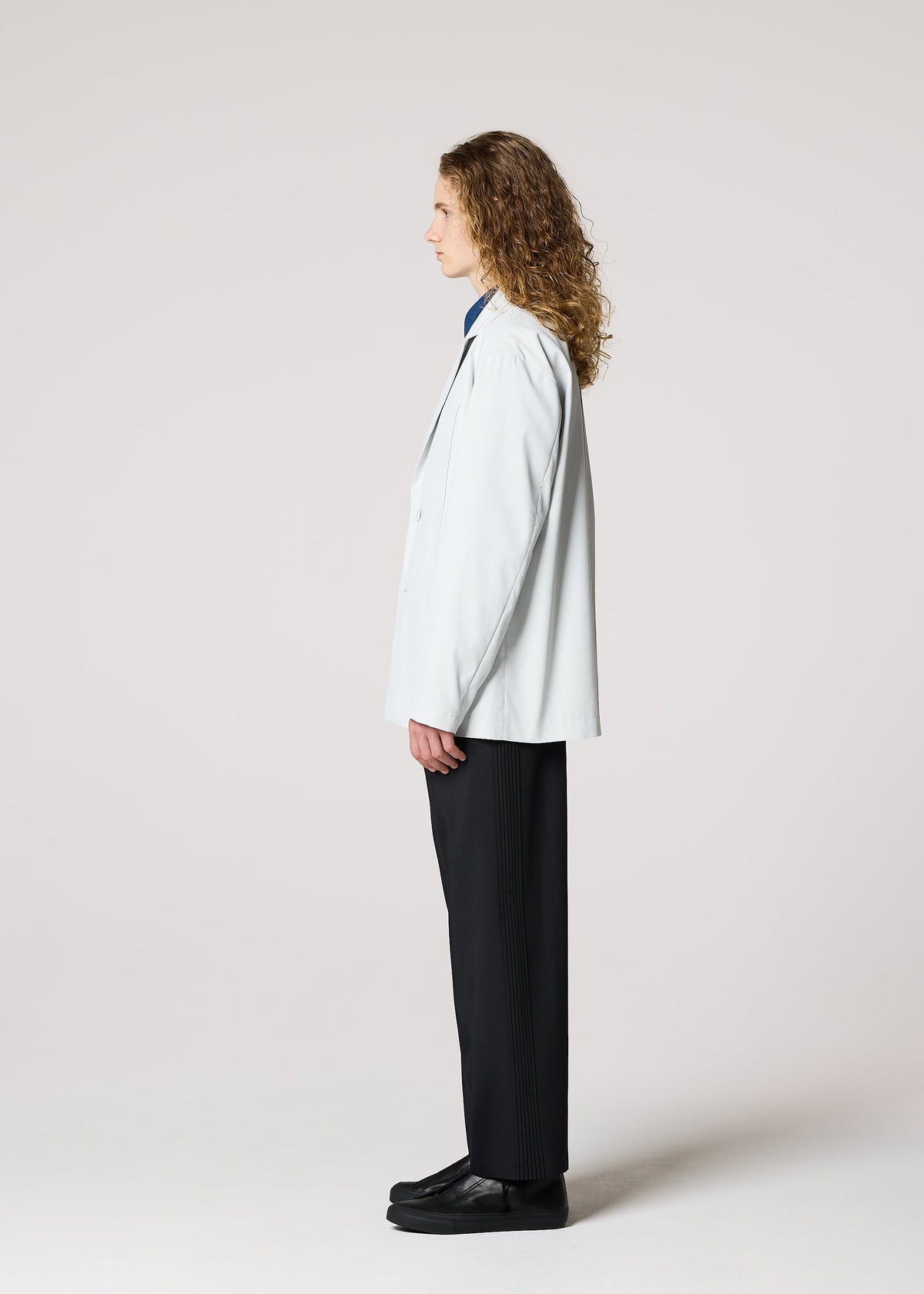 A model wears the IM Men AIR PLEATS prêt à porter.