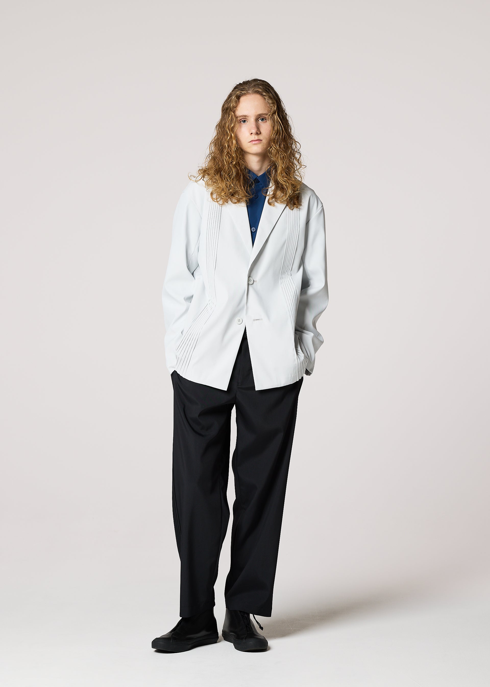 A model wears the IM Men AIR PLEATS prêt à porter.