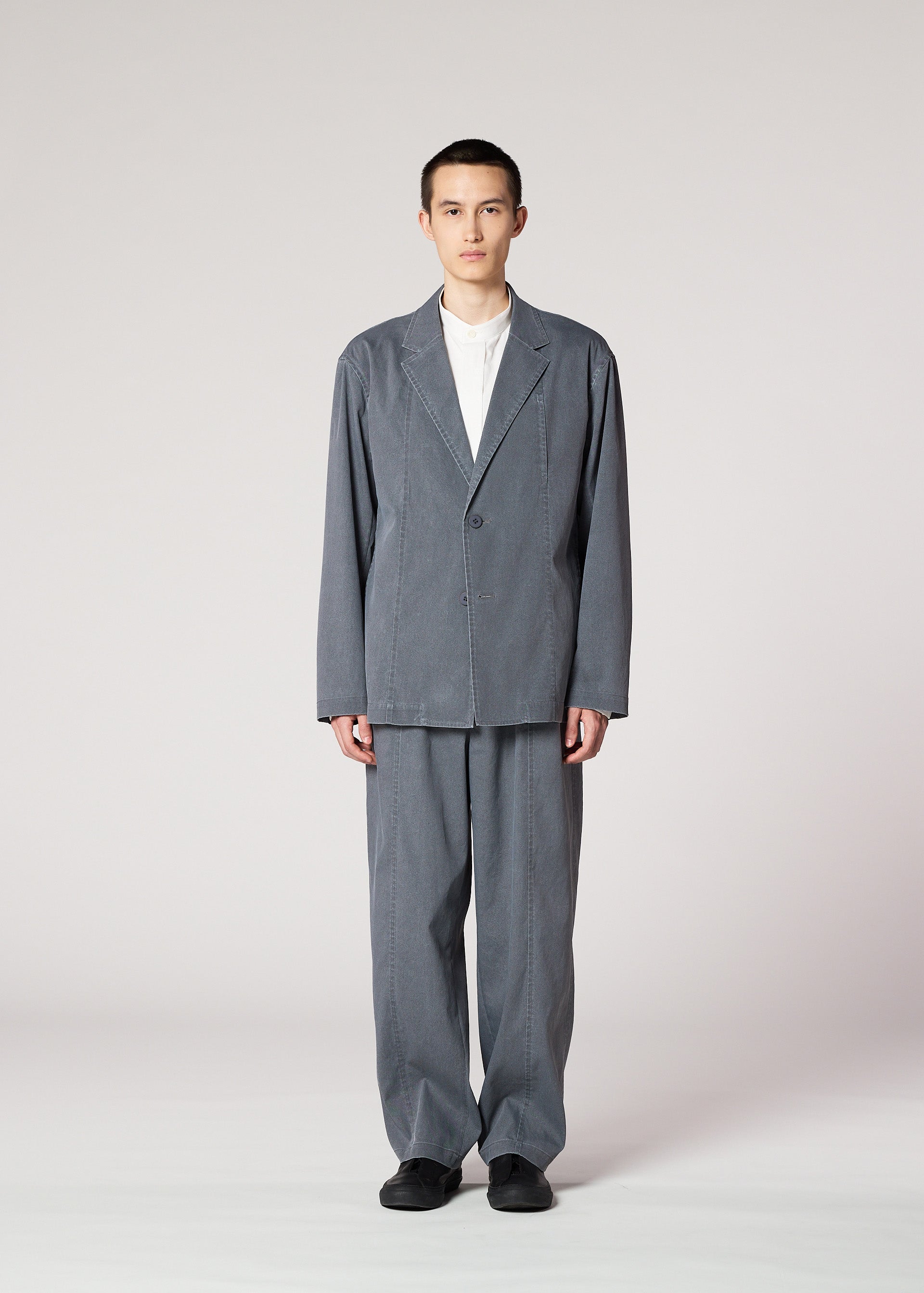 A model wears the IM MEN AIR WASH air-wash-jacket-light-blue.