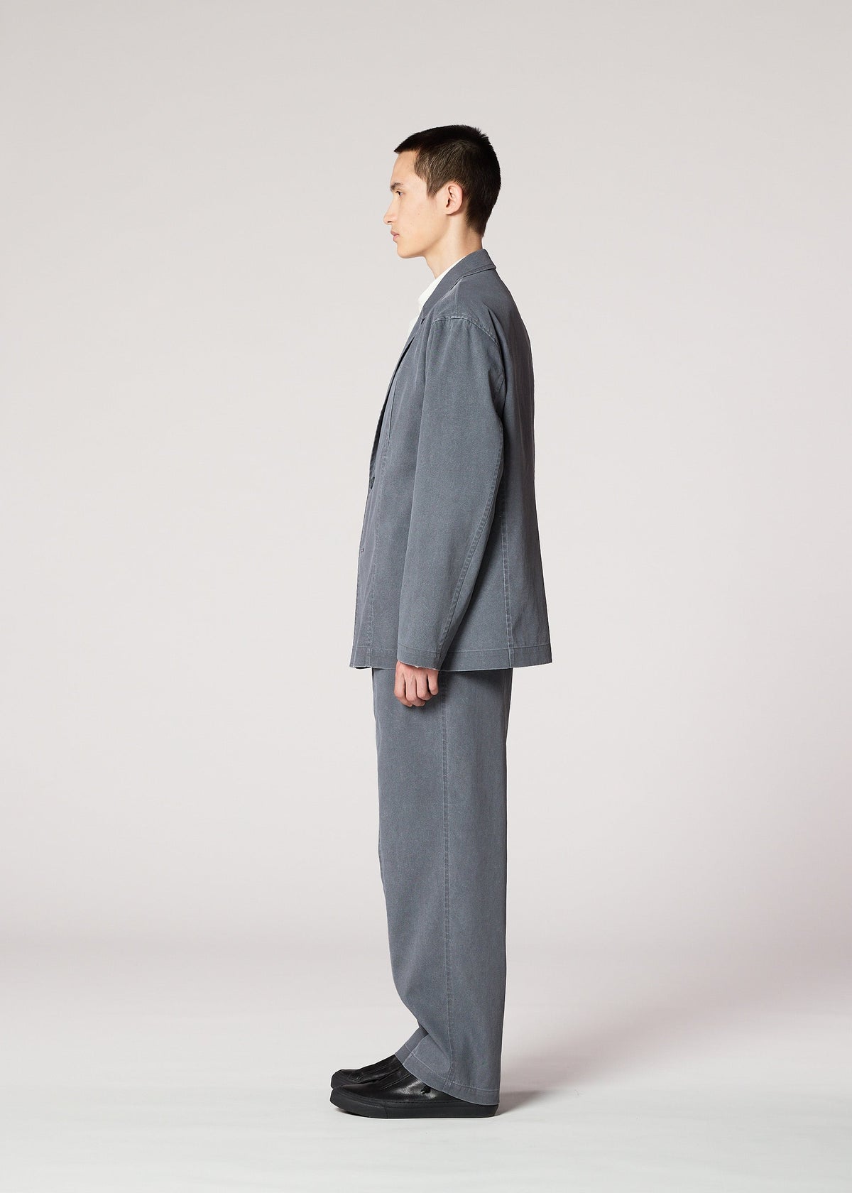 A model wears the IM MEN AIR WASH air-wash-jacket-grey.