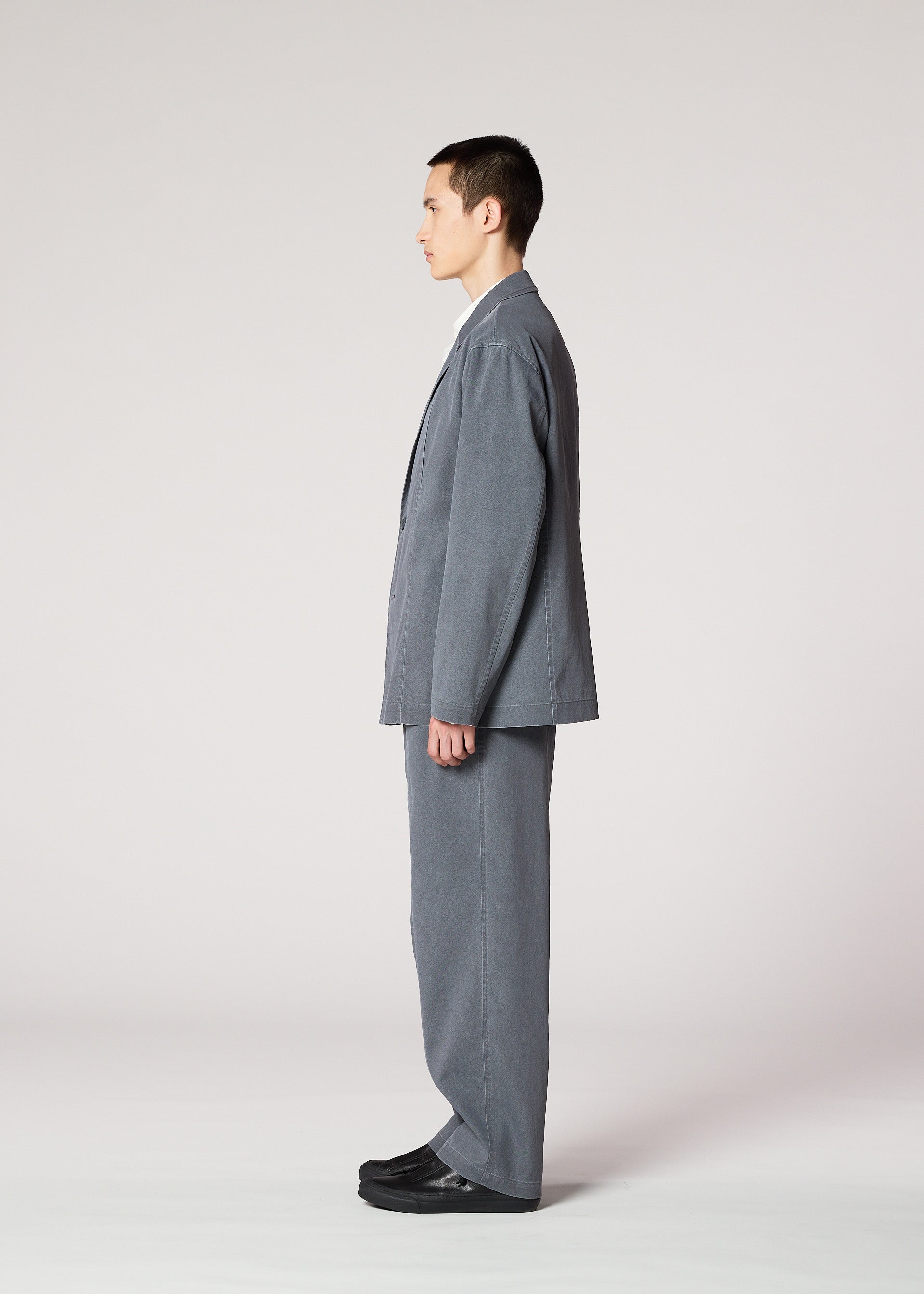 A model wears the IM MEN AIR WASH air-wash-jacket-grey.