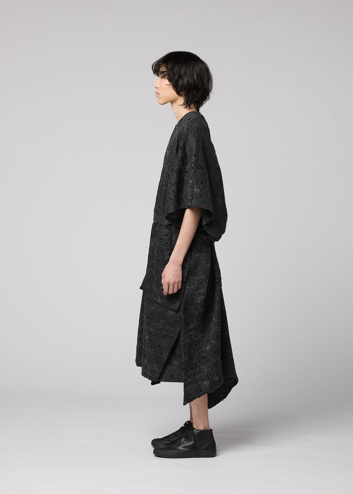 A model wears the IM Men UROKOMON prêt à porter.