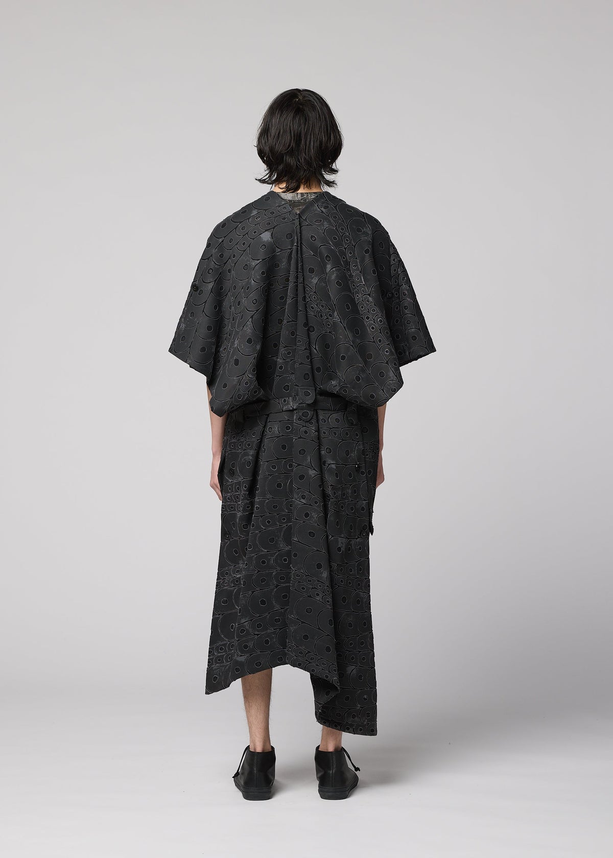 A model wears the IM Men UROKOMON prêt à porter.