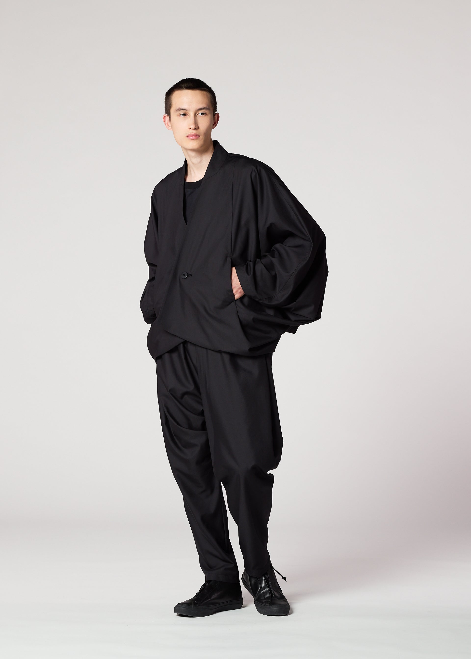 SWING BLACK Trousers Black – ISSEY MIYAKE EU