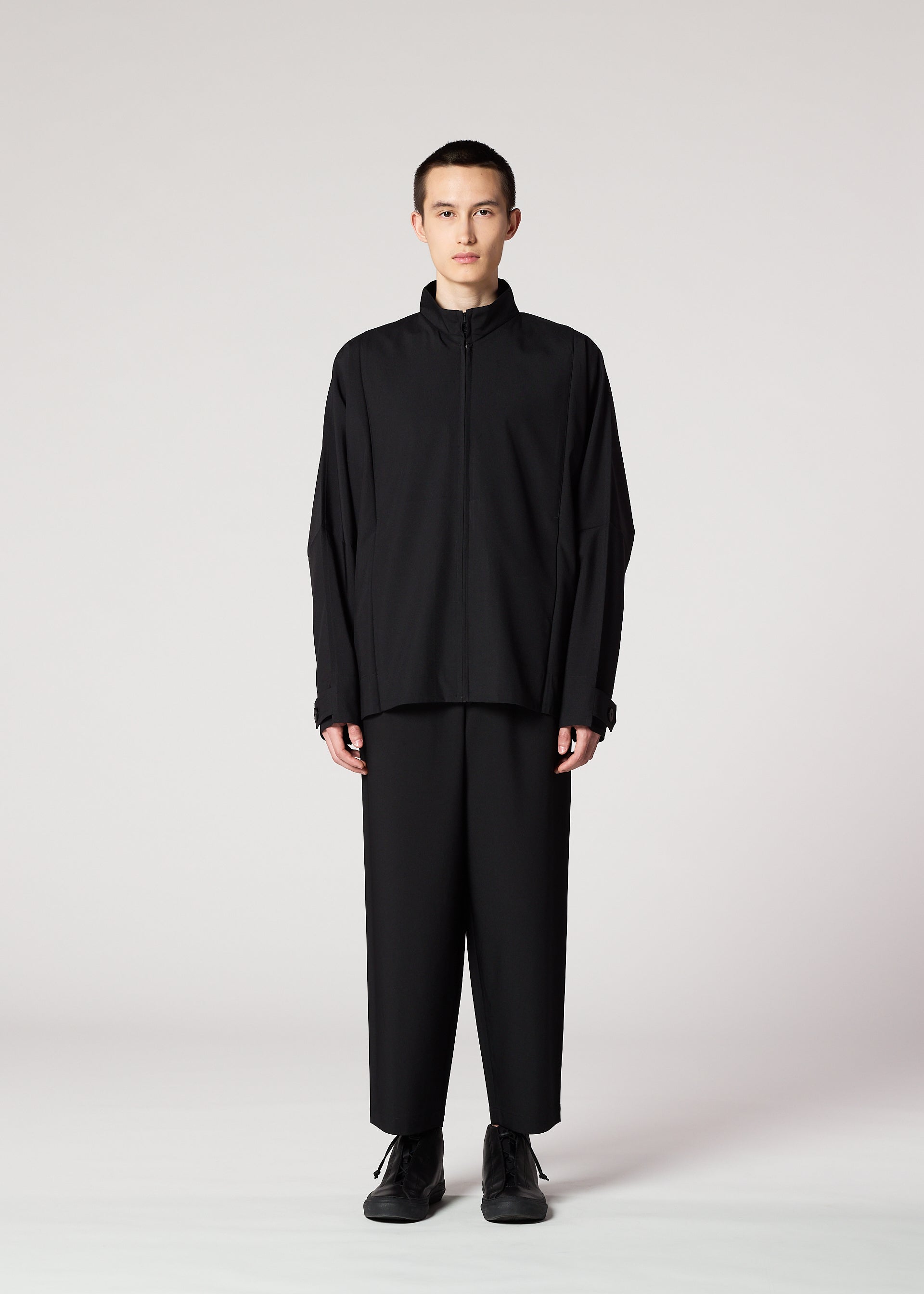 A model wears the IM MEN FLAT BLACK prêt à porter.