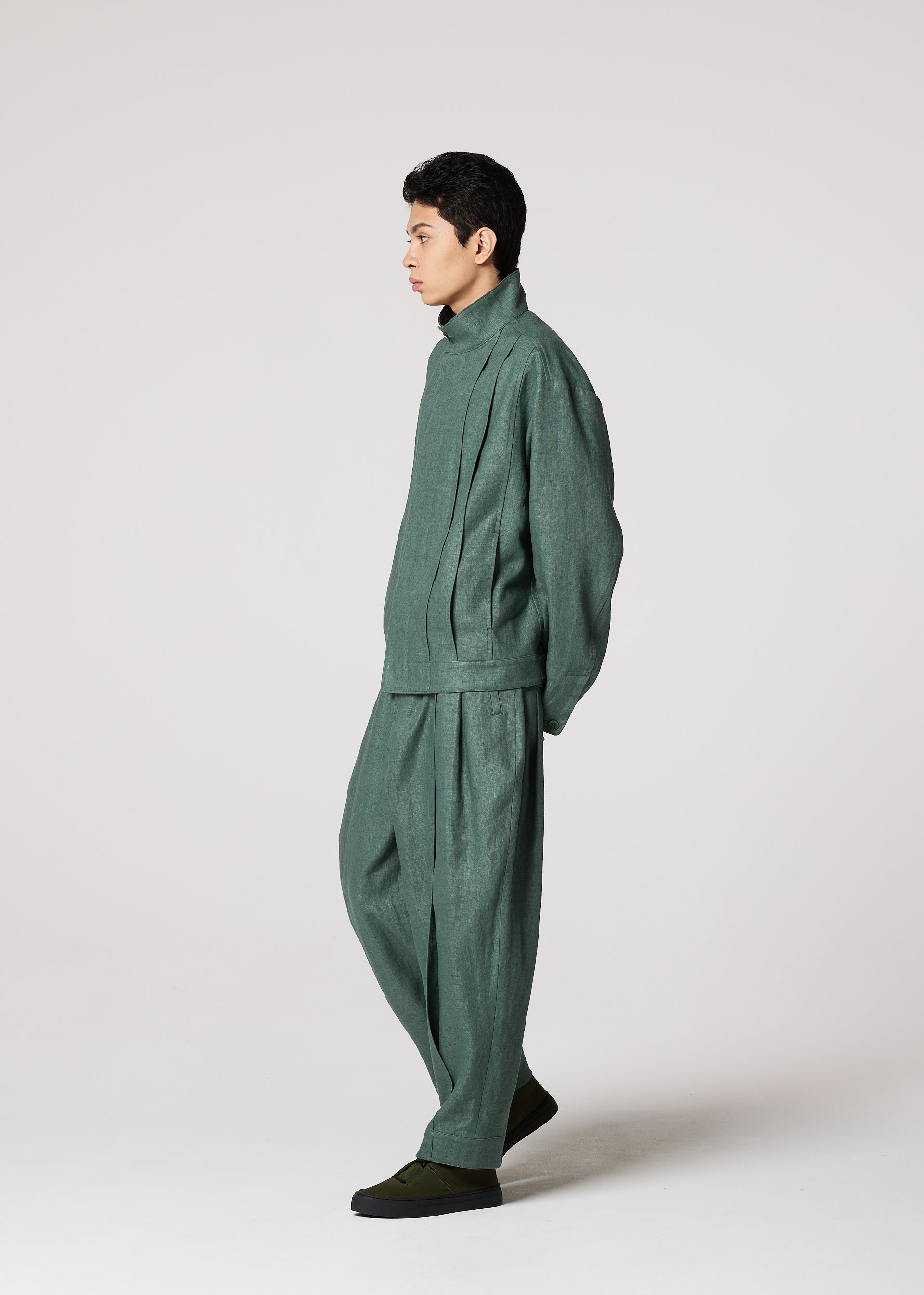 A model wears the IM Men TOUGH LINEN prêt à porter.