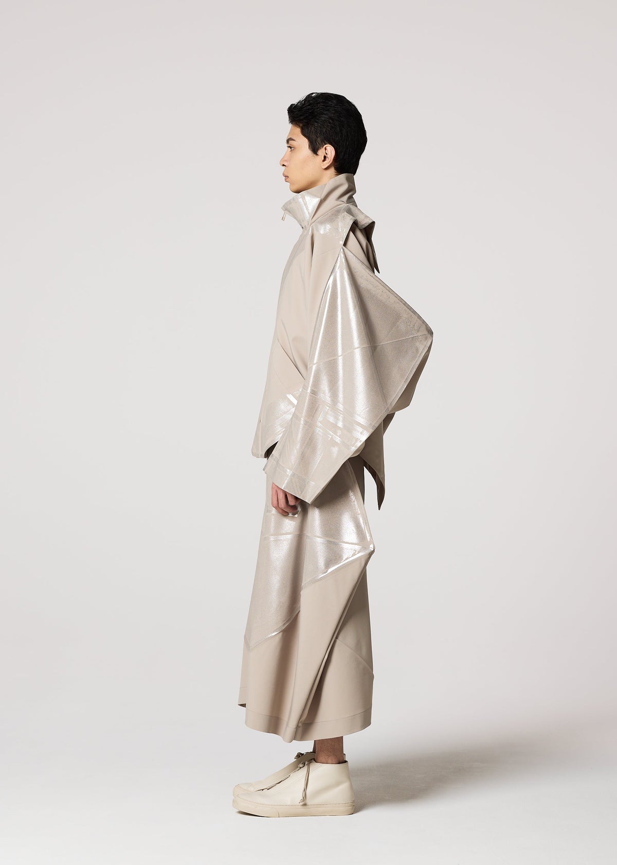 A model wears the IM MEN GINTO FLAT prêt à porter.