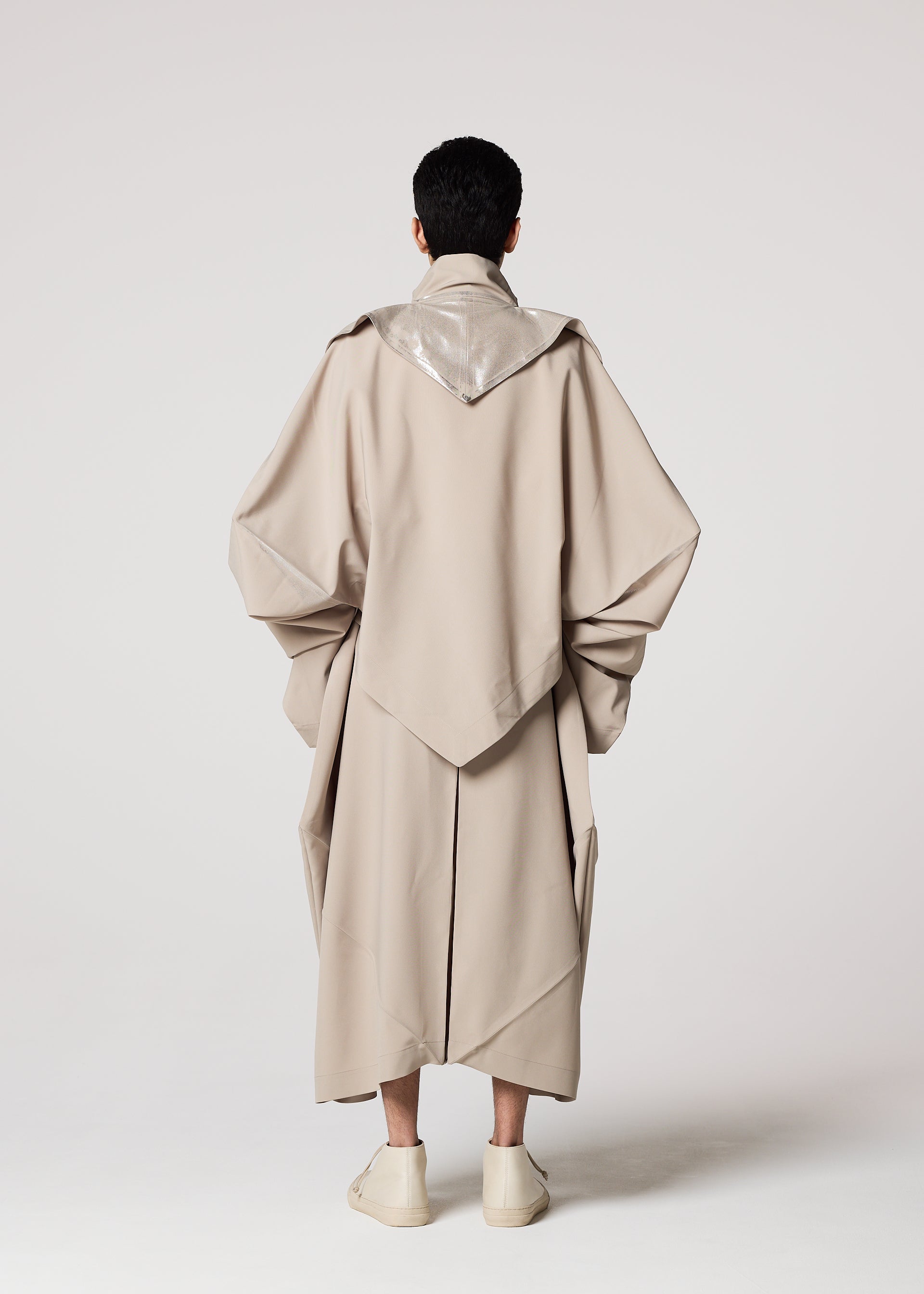 A model wears the IM MEN GINTO FLAT prêt à porter.