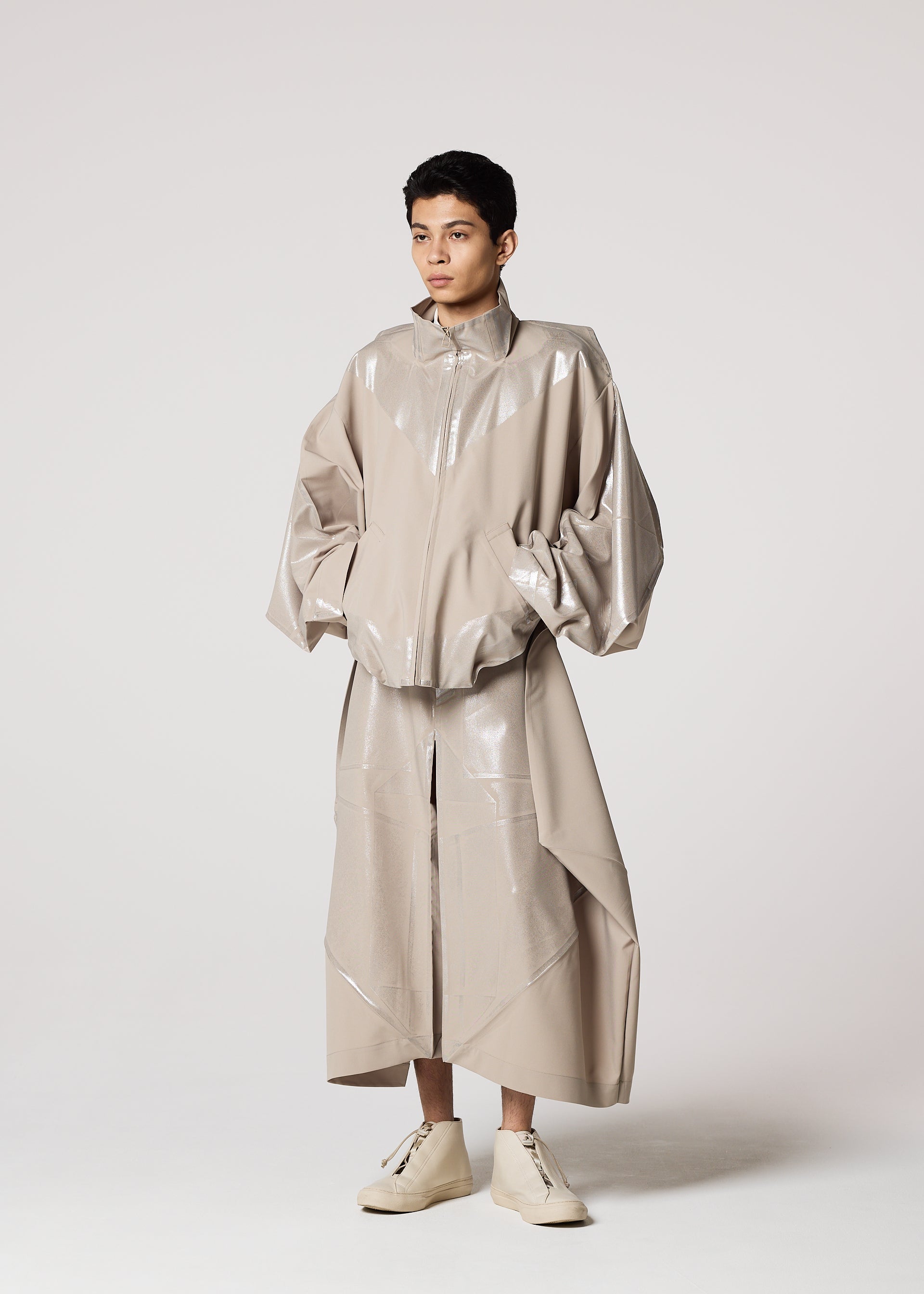 A model wears the IM MEN GINTO FLAT prêt à porter.