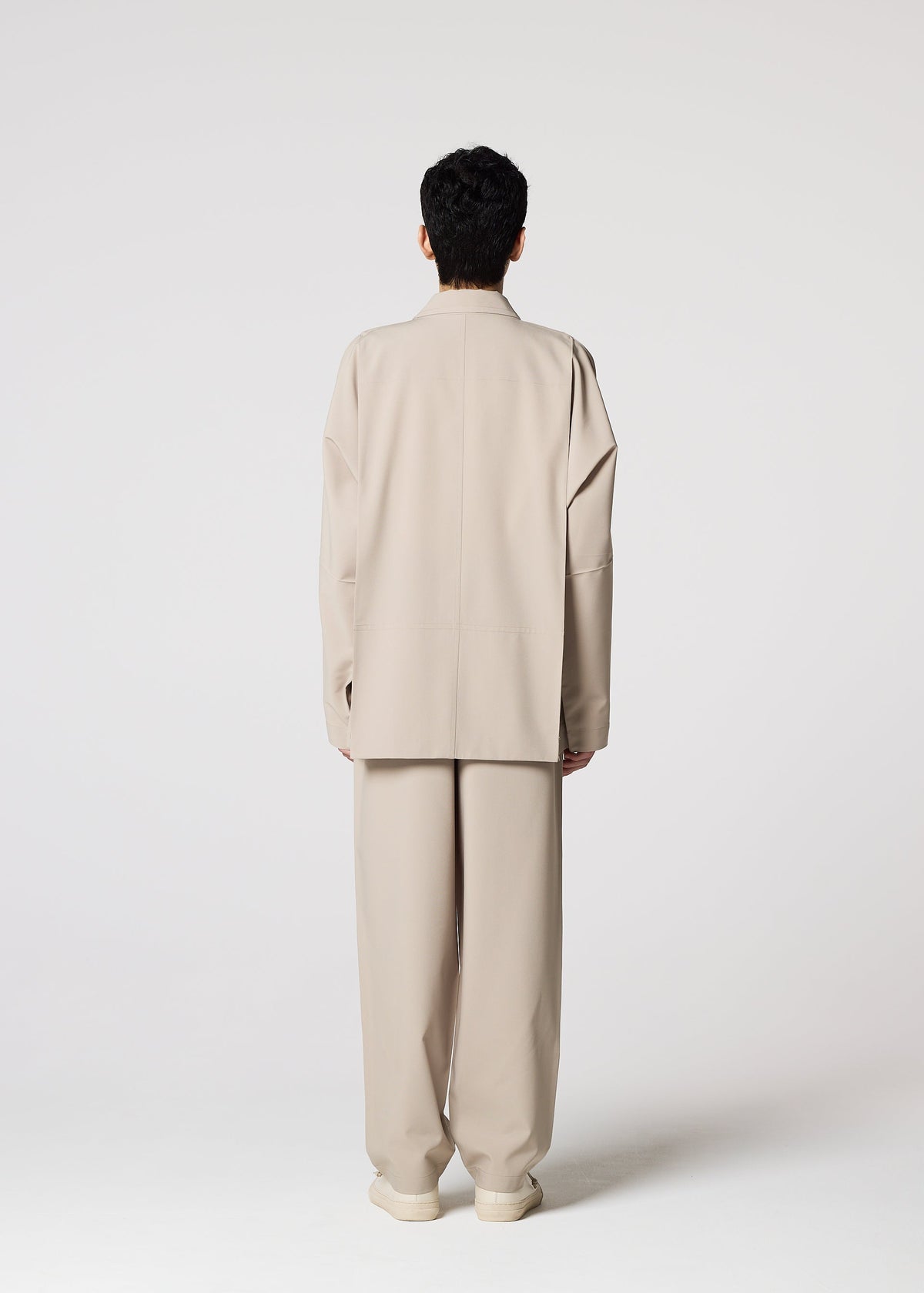 A model wears the IM MEN FLAT prêt à porter.