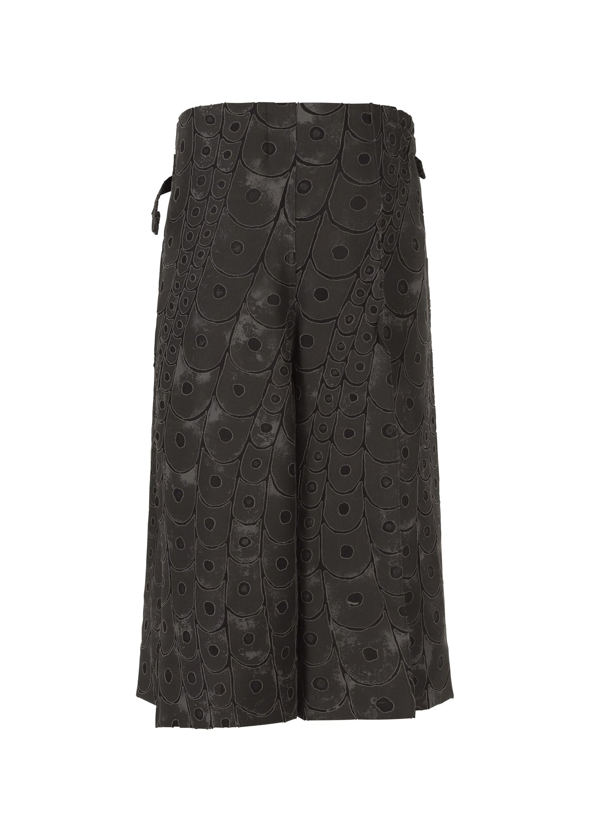 A detail shot of the IM Men UROKOMON prêt à porter.