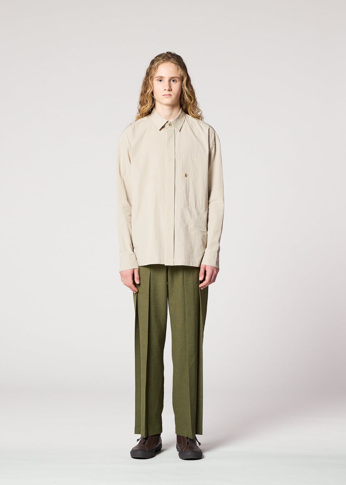 A model wears the IM Men CORNICE trousers.