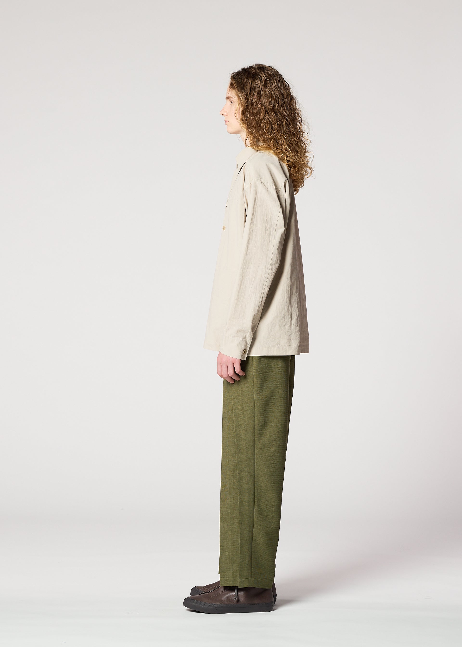 A model wears the IM Men CORNICE trousers.