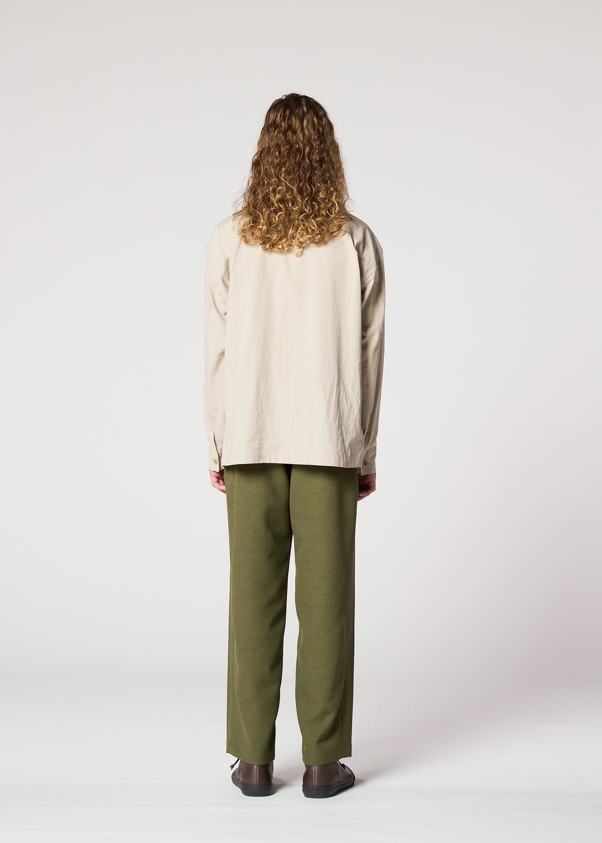 A model wears the IM Men CORNICE trousers.