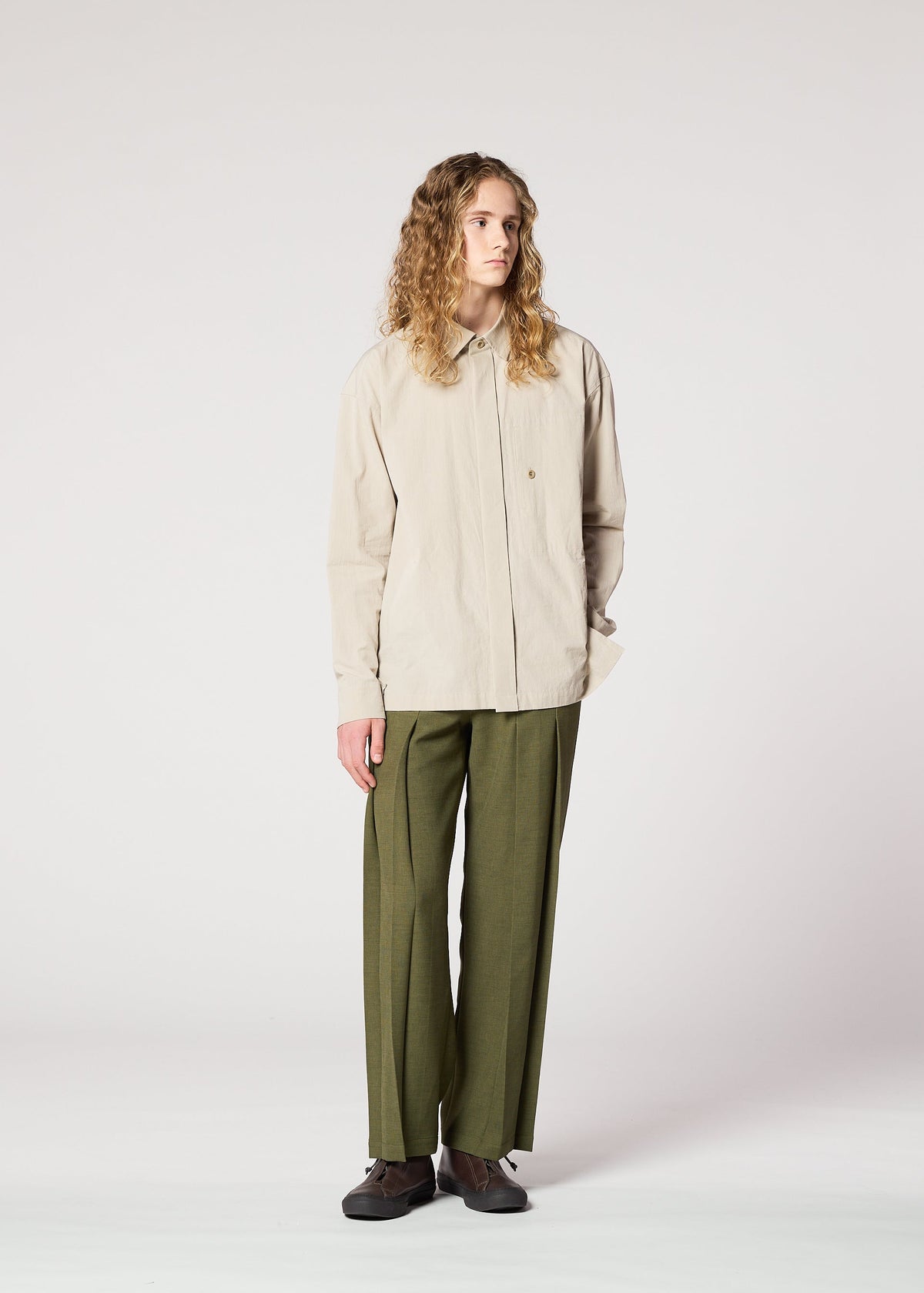 A model wears the IM Men CORNICE trousers.