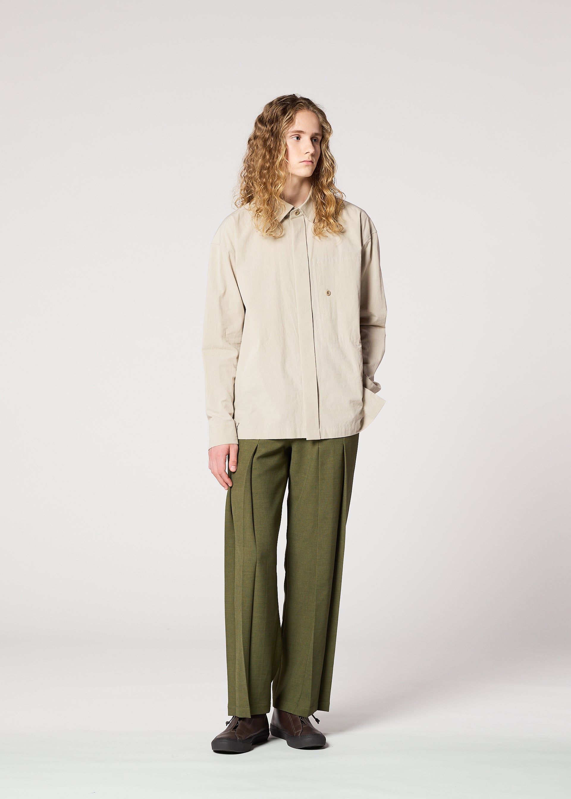 A model wears the IM Men CORNICE trousers.