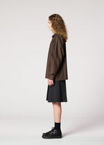 A model wears the IM Men CORNICE trousers.