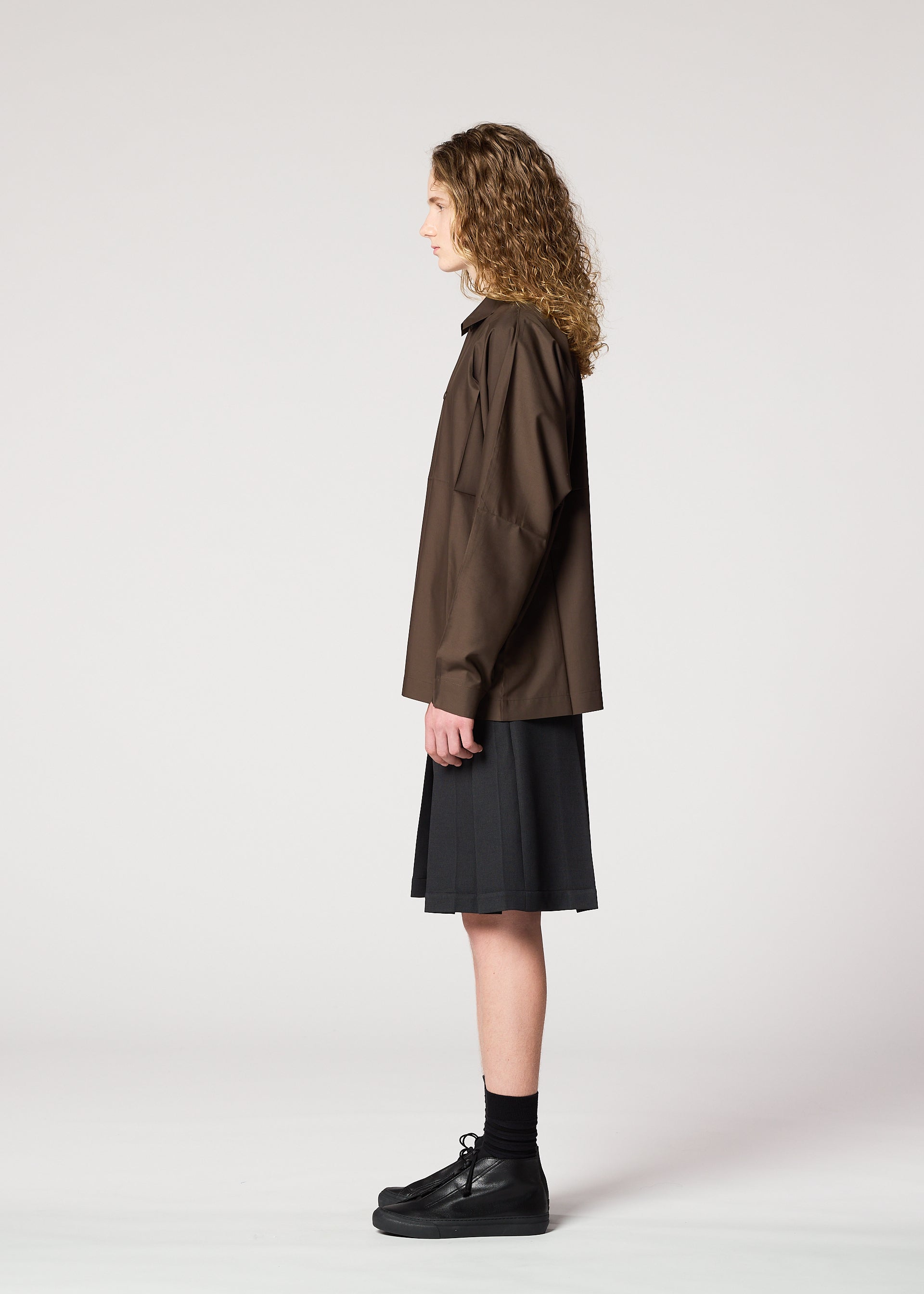 A model wears the IM Men CORNICE trousers.
