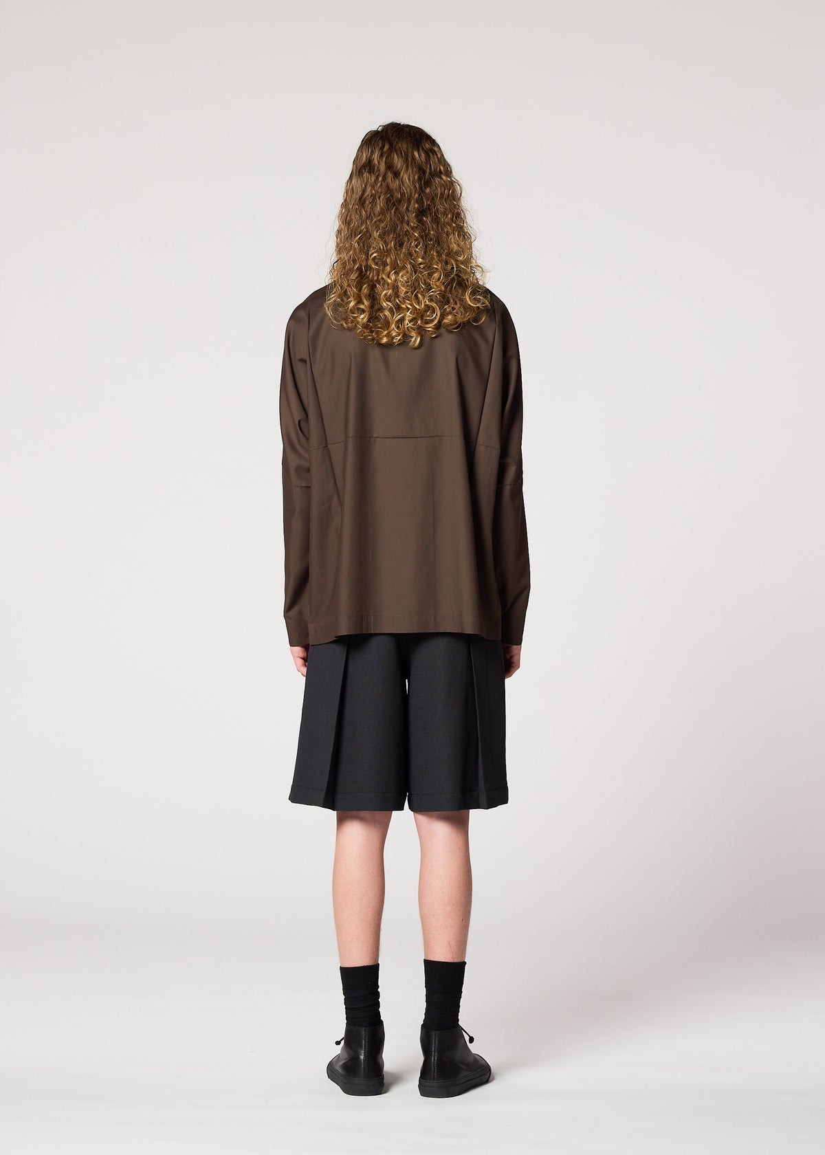 A model wears the IM Men CORNICE trousers.