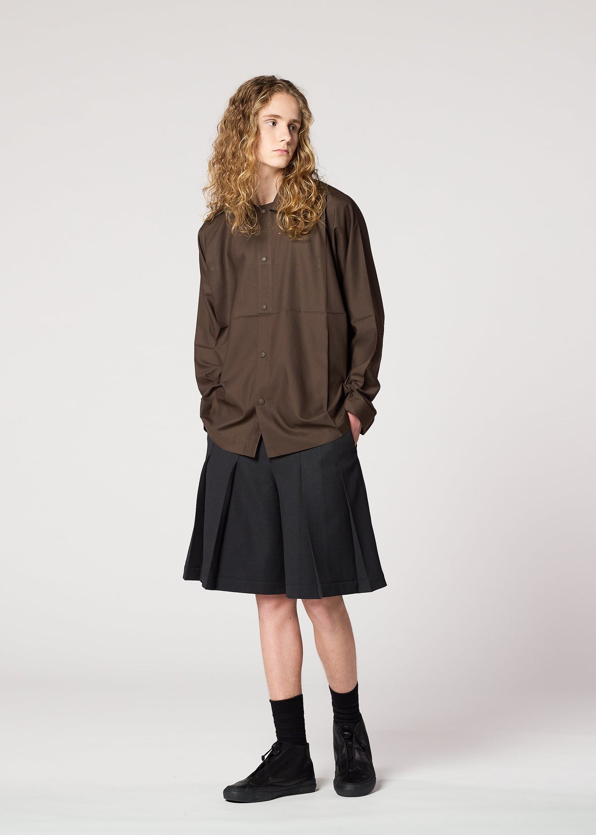 A model wears the IM Men CORNICE trousers.