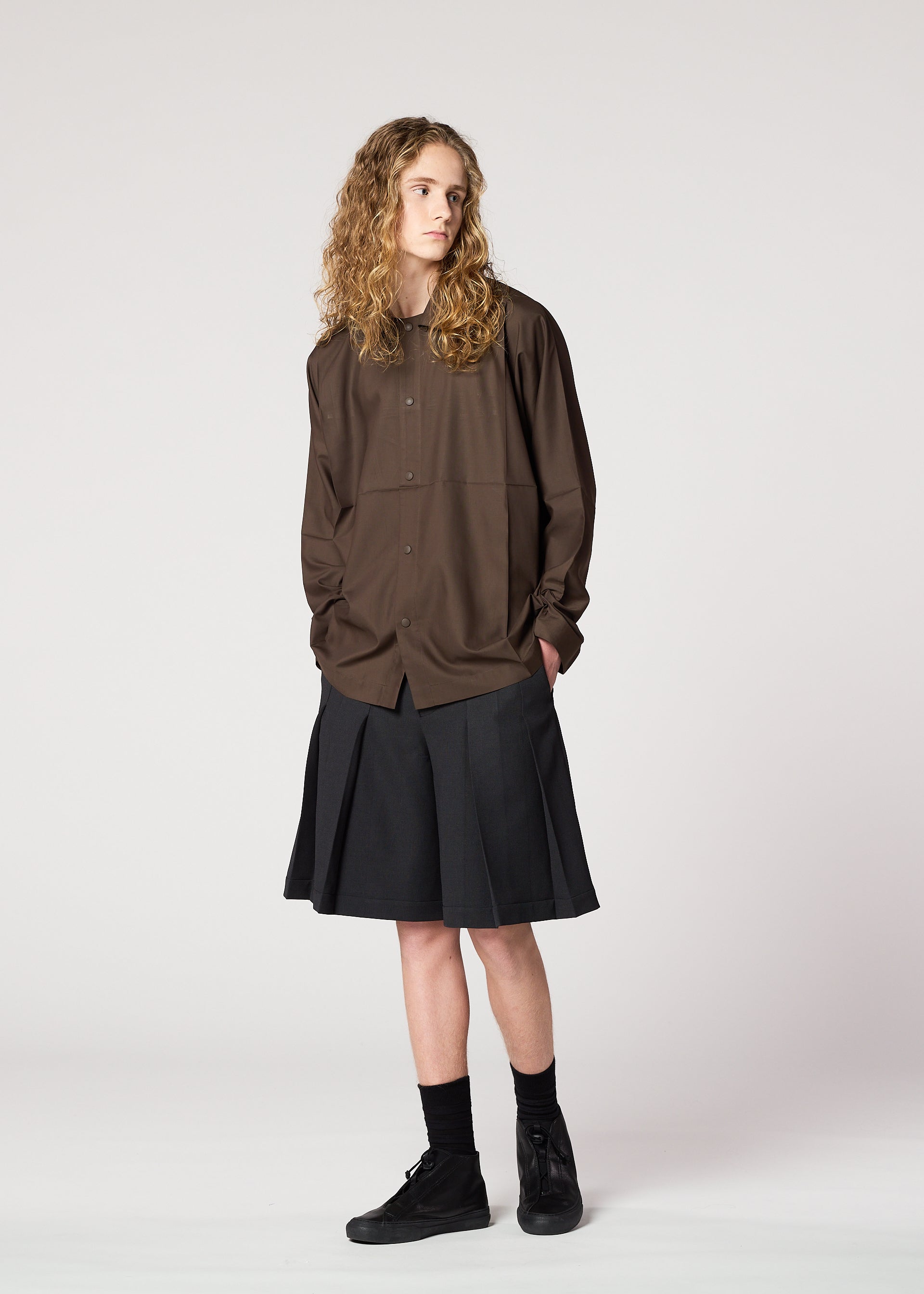 A model wears the IM Men CORNICE trousers.