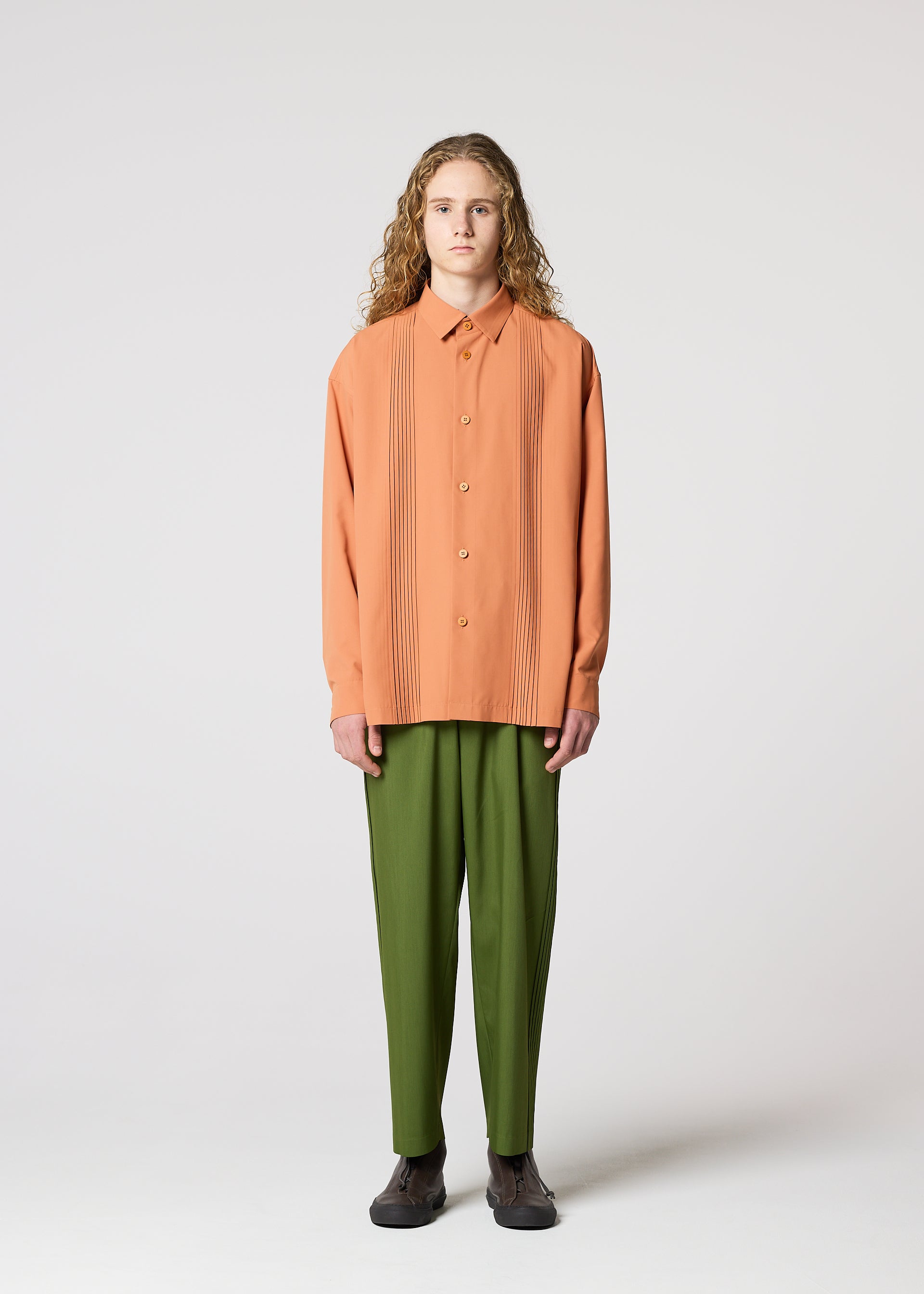 A model wears the IM Men AIR PLEATS prêt à porter.