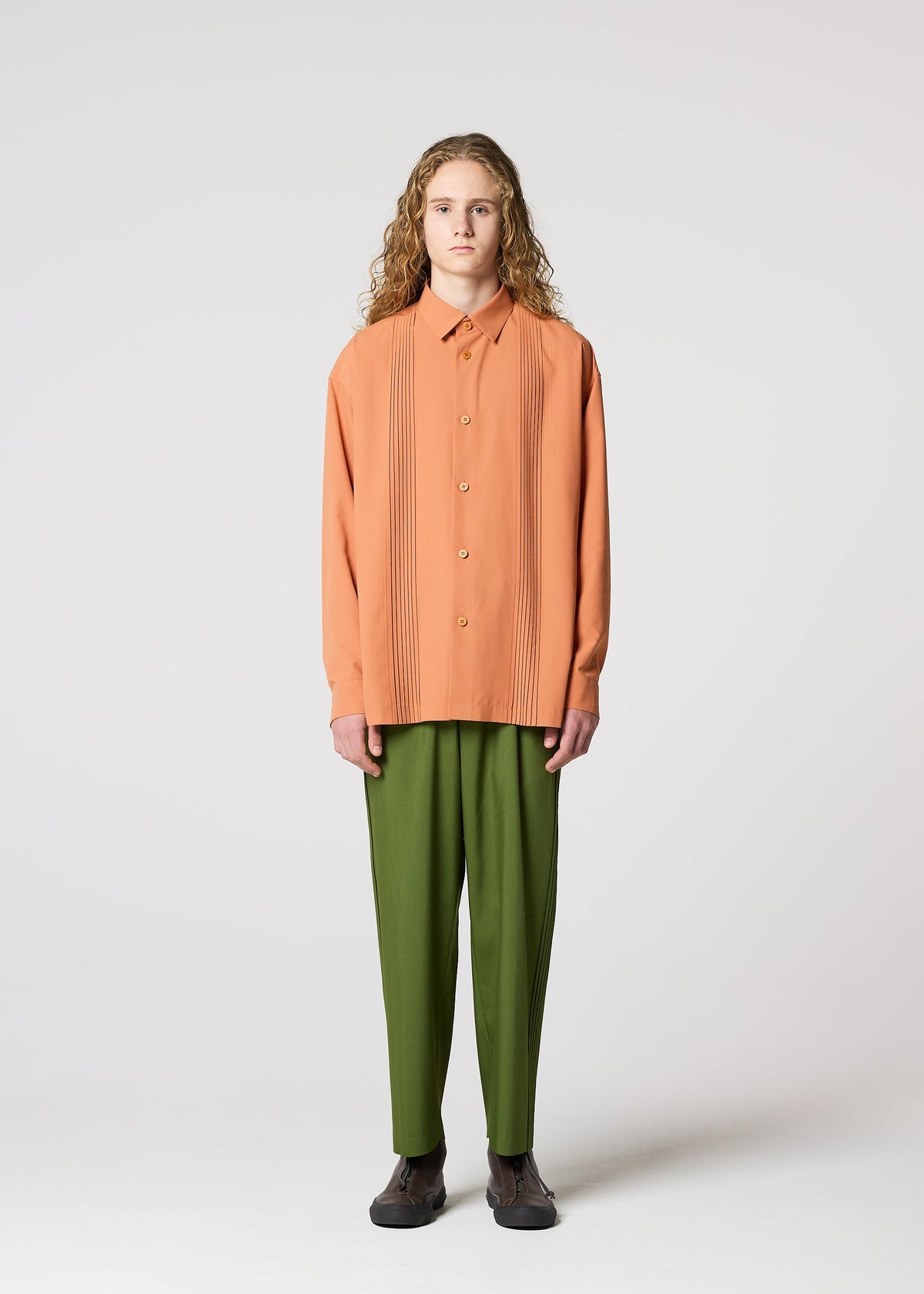 A model wears the IM Men AIR PLEATS prêt à porter.