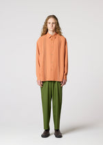 A model wears the IM Men AIR PLEATS prêt à porter.