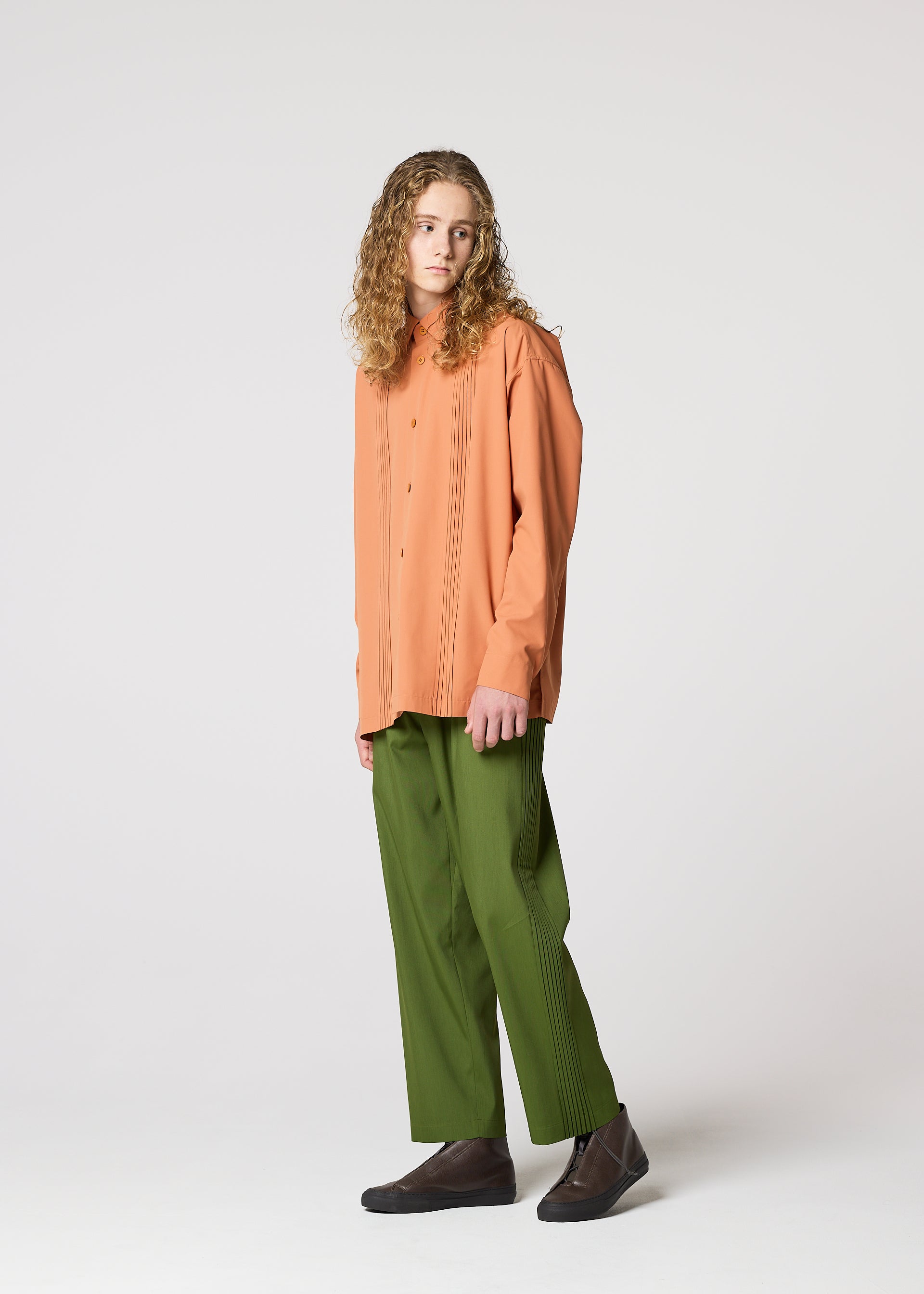 A model wears the IM Men AIR PLEATS prêt à porter.