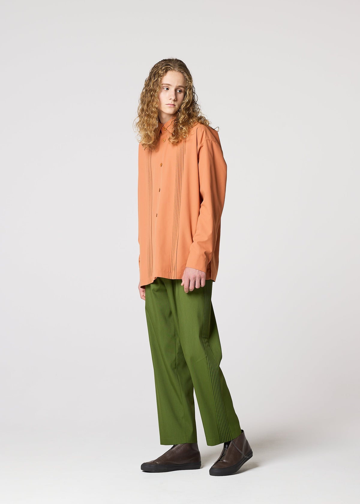 A model wears the IM Men AIR PLEATS prêt à porter.