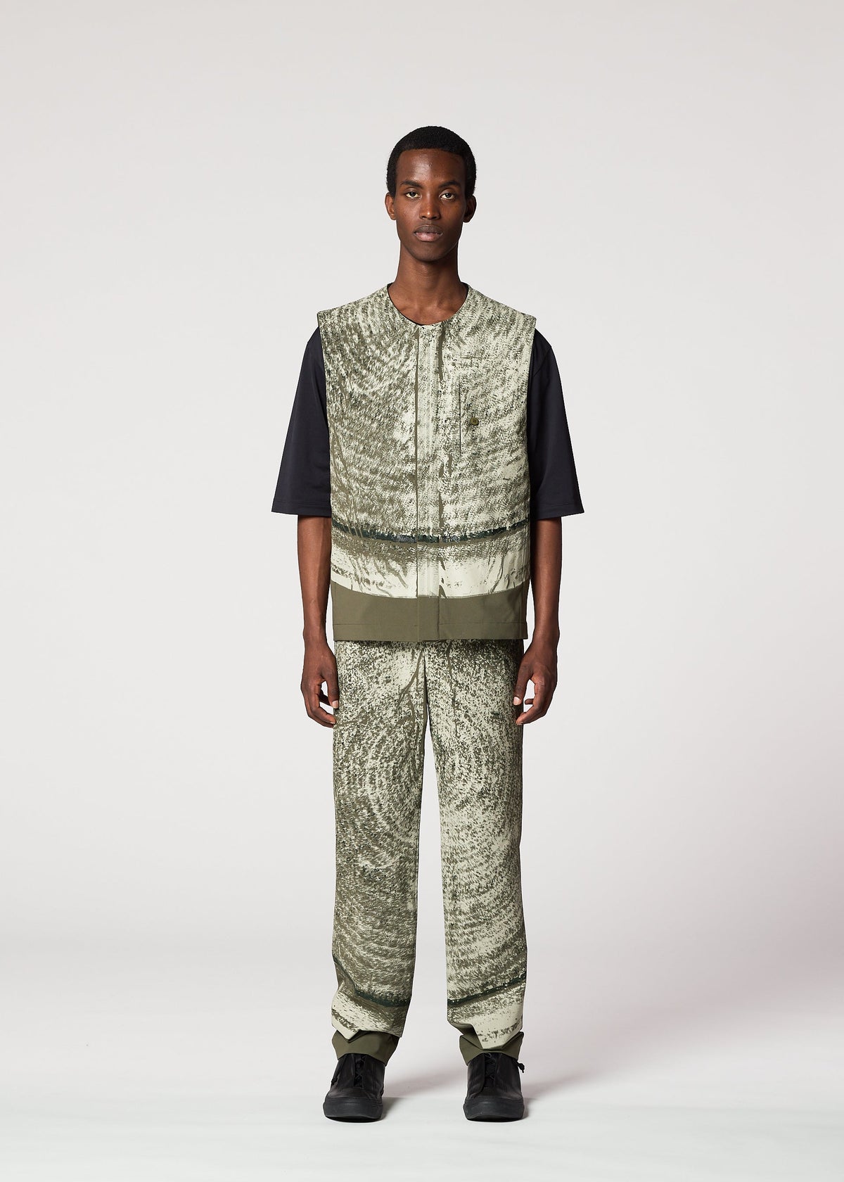 A model wears the IM Men KAIYU trousers.