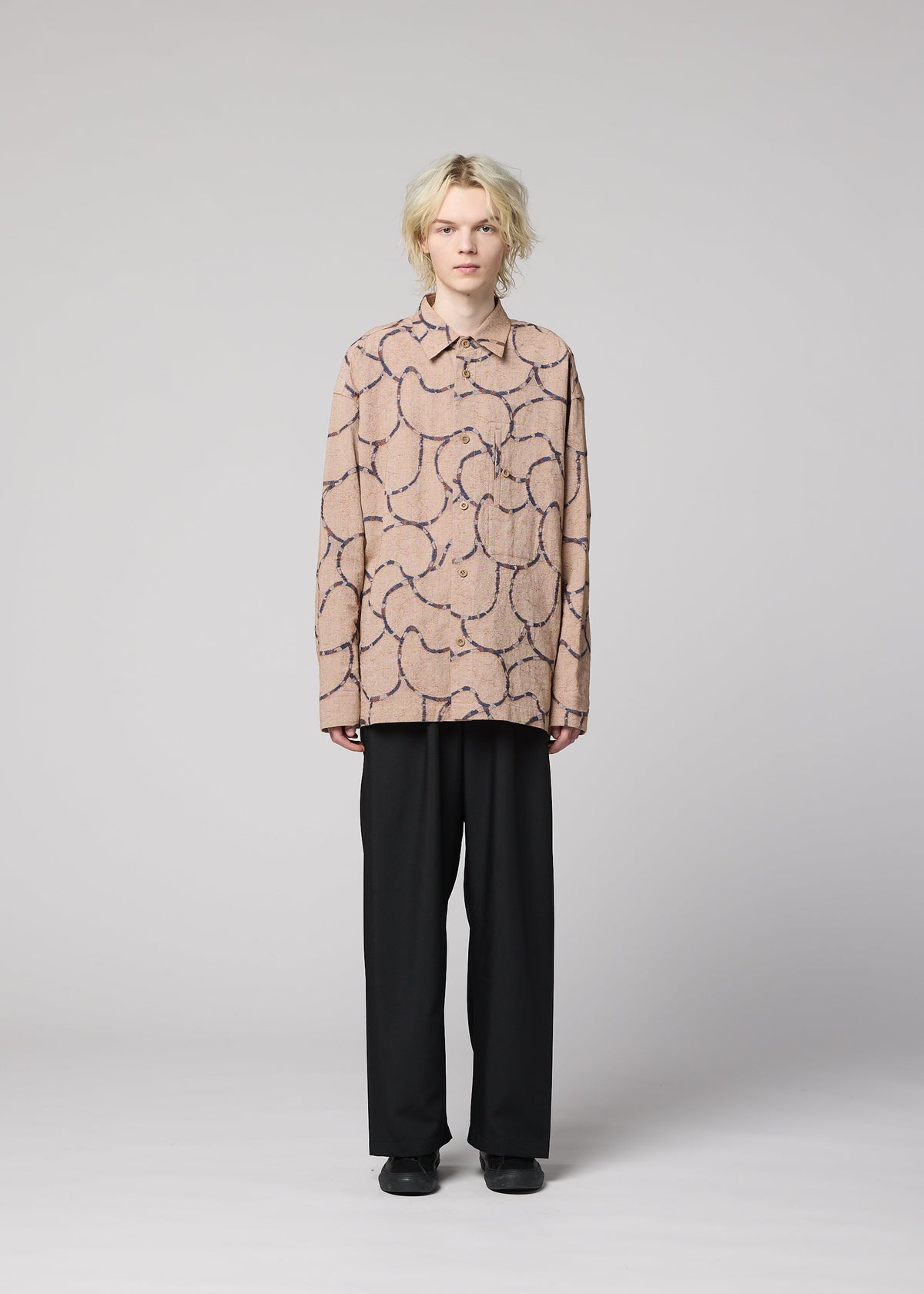 A model wears the IM MEN VASE JACQUARD SHIRT prêt à porter.