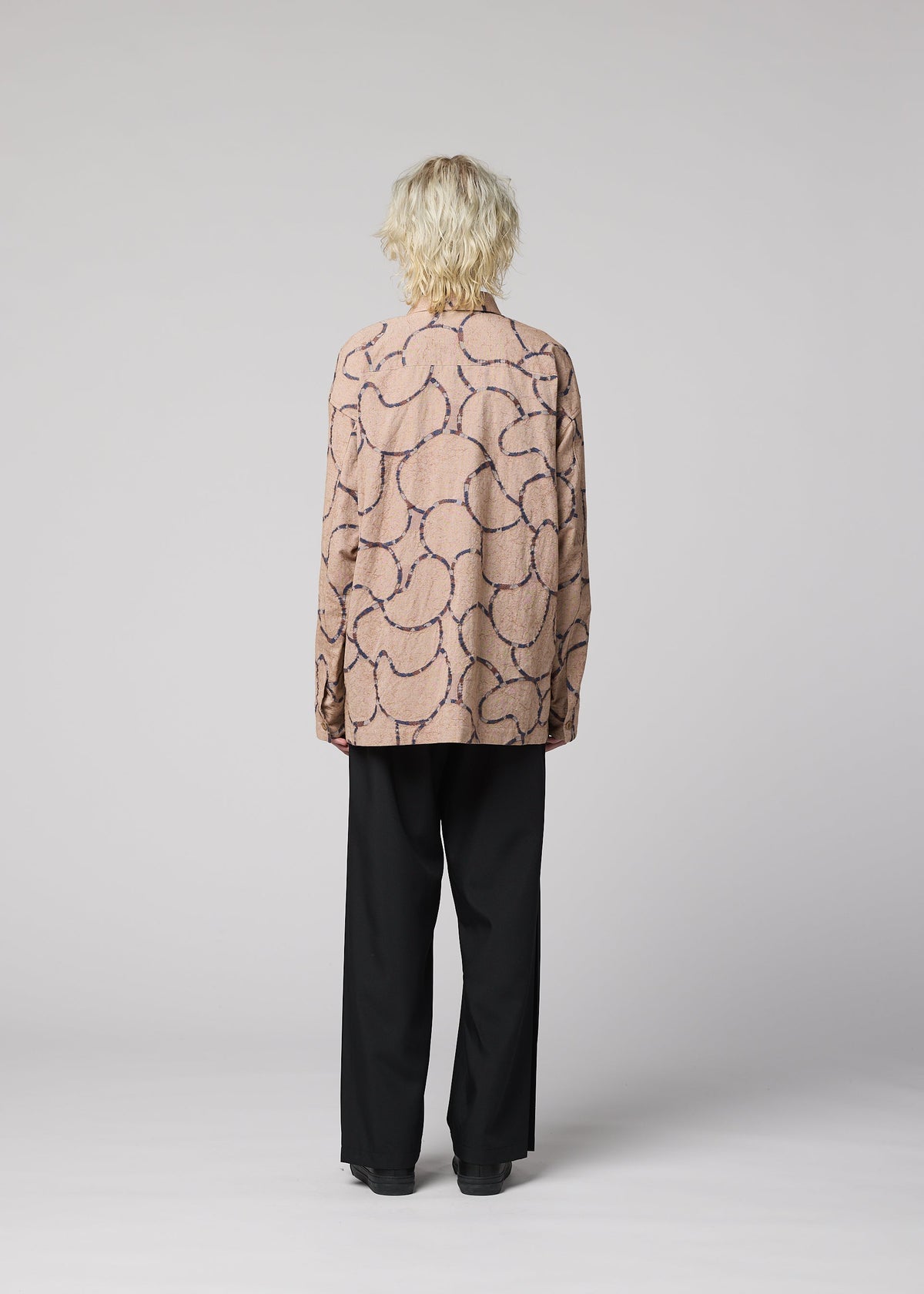 A model wears the IM MEN VASE JACQUARD SHIRT prêt à porter.