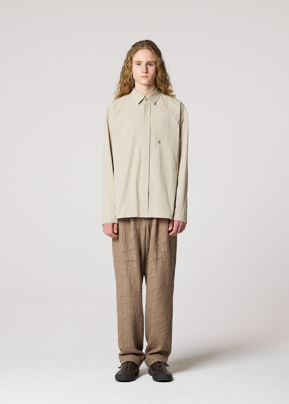 A model wears the IM MEN WHITE SHIRT prêt à porter.