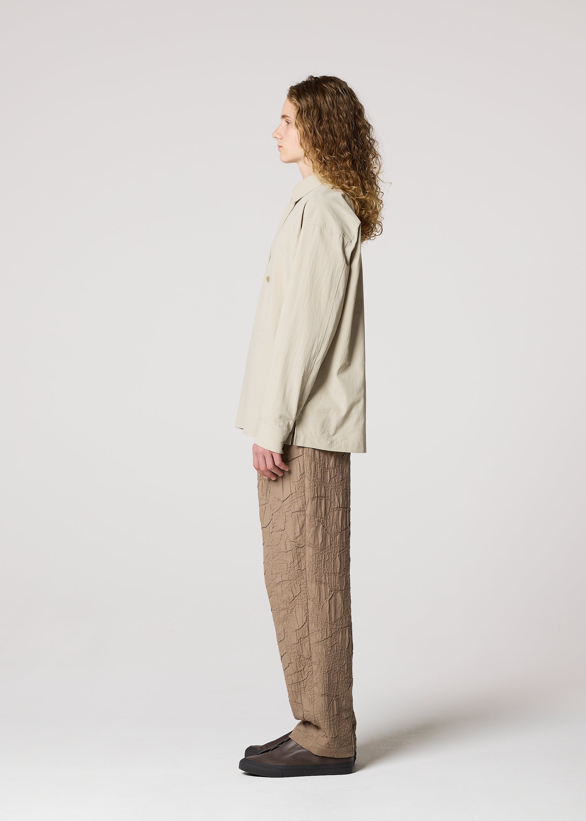 A model wears the IM MEN WHITE SHIRT prêt à porter.