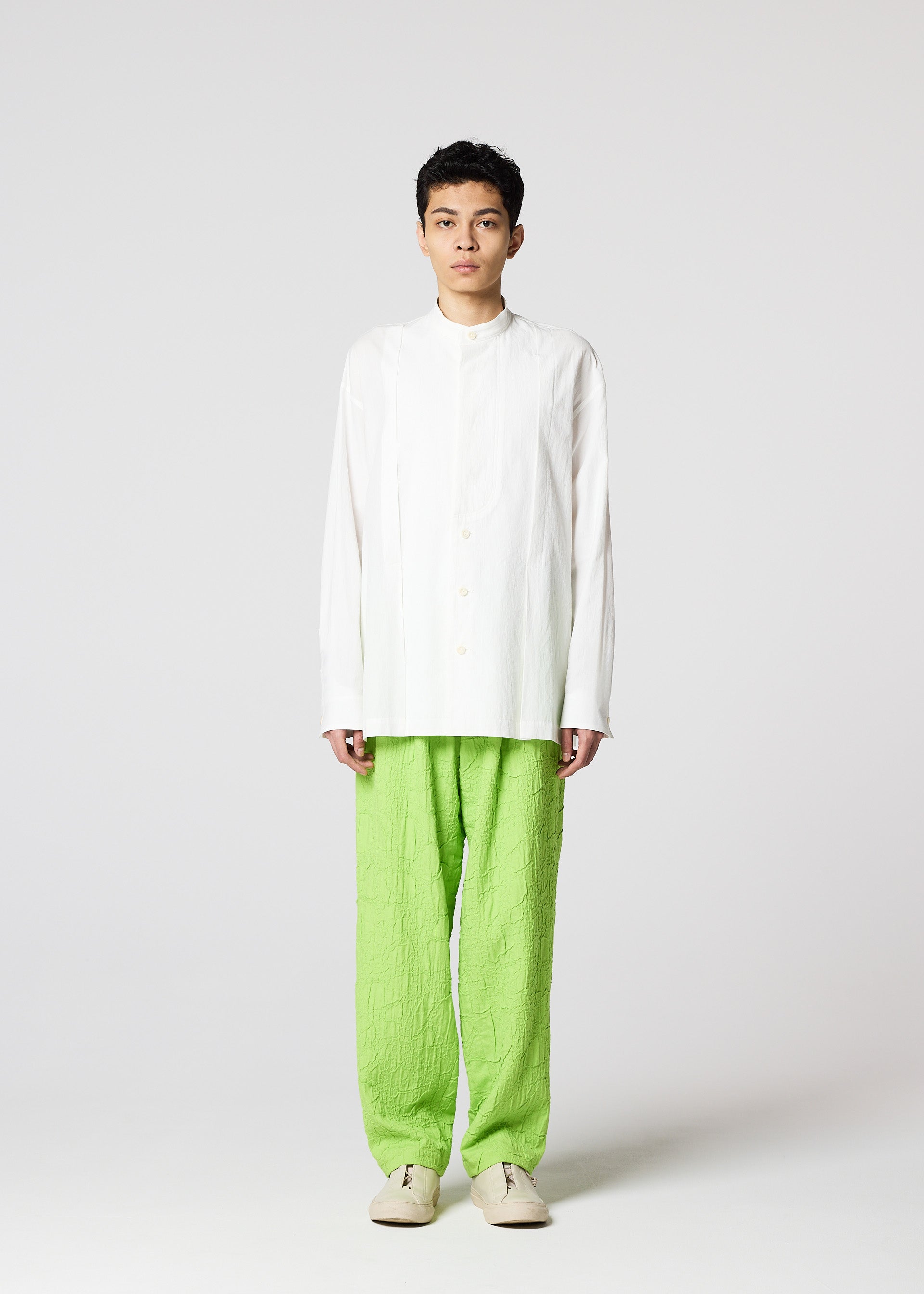 A model wears the IM MEN WHITE SHIRT prêt à porter.