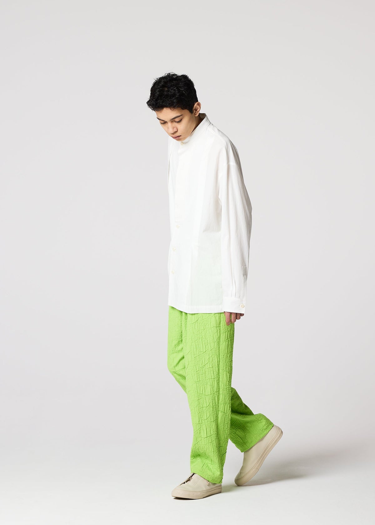 A model wears the IM MEN WHITE SHIRT prêt à porter.