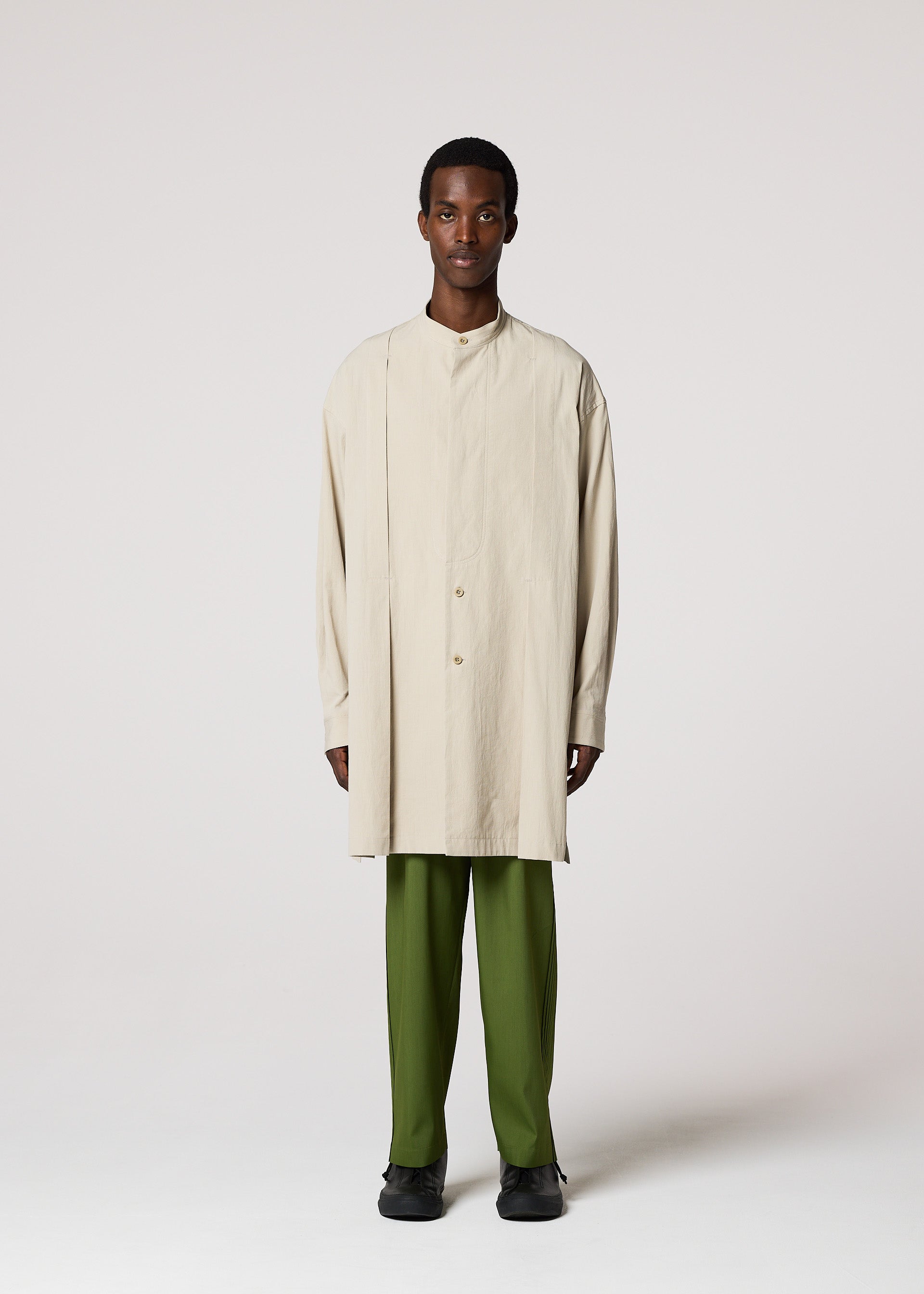 A model wears the IM MEN WHITE SHIRT prêt à porter.