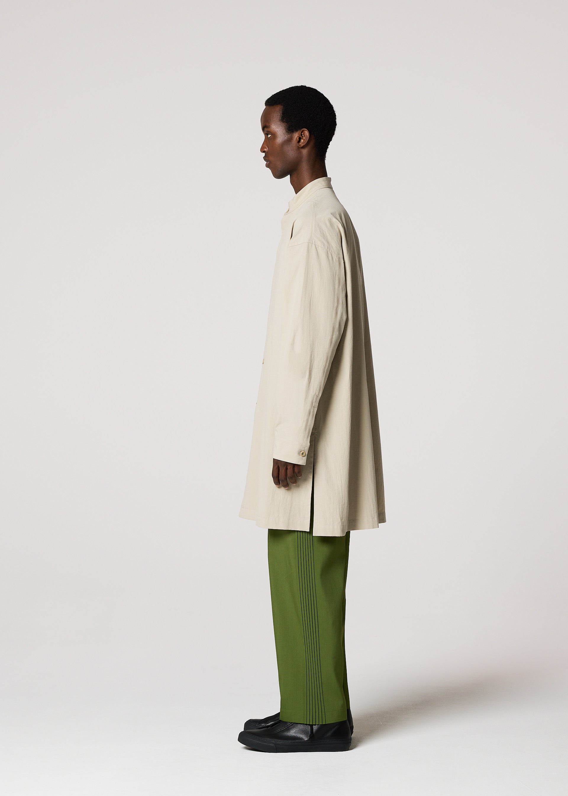 A model wears the IM MEN WHITE SHIRT prêt à porter.