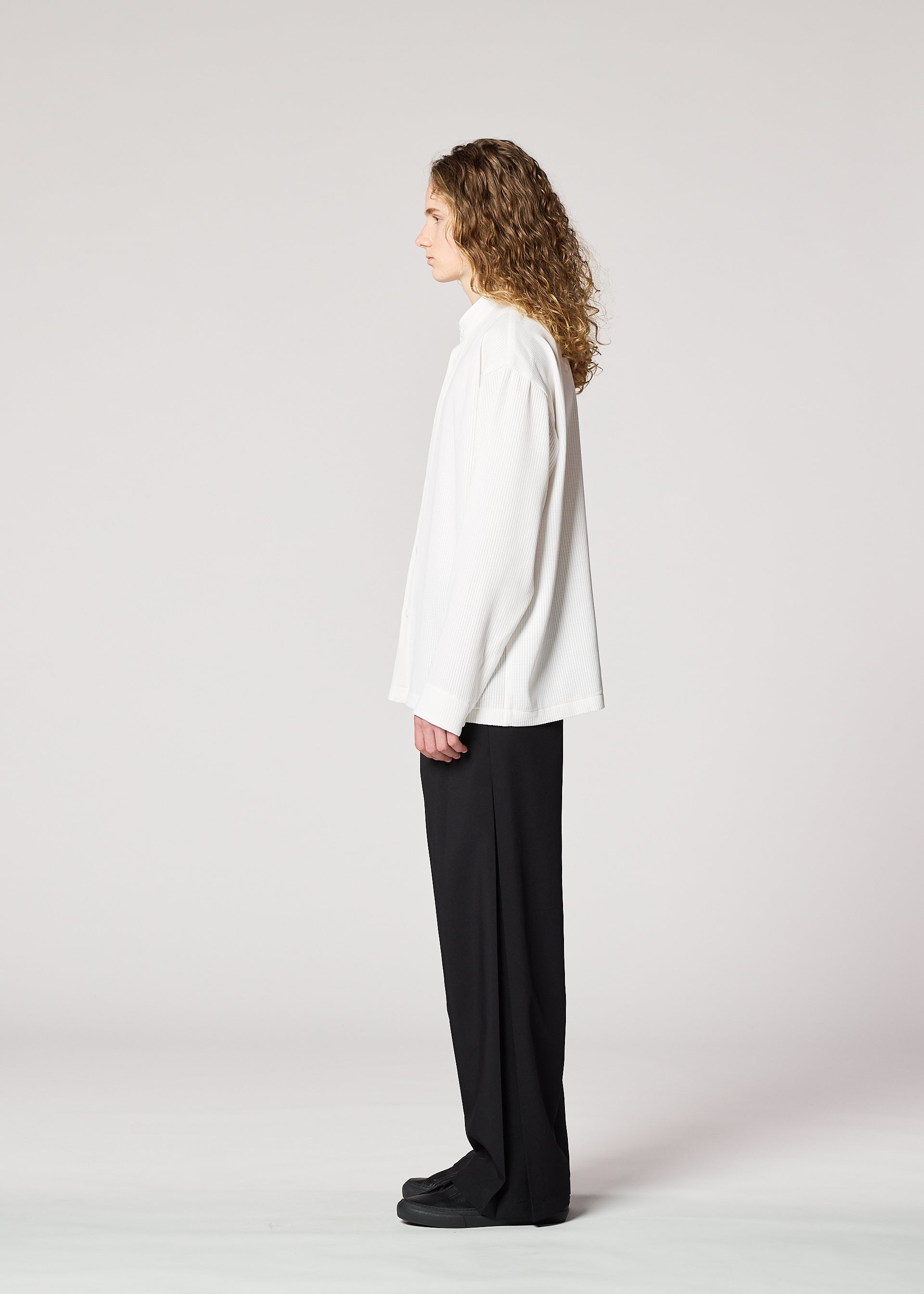 A model wears the IM MEN ONE SIDE TUCK SHIRT prêt à porter.