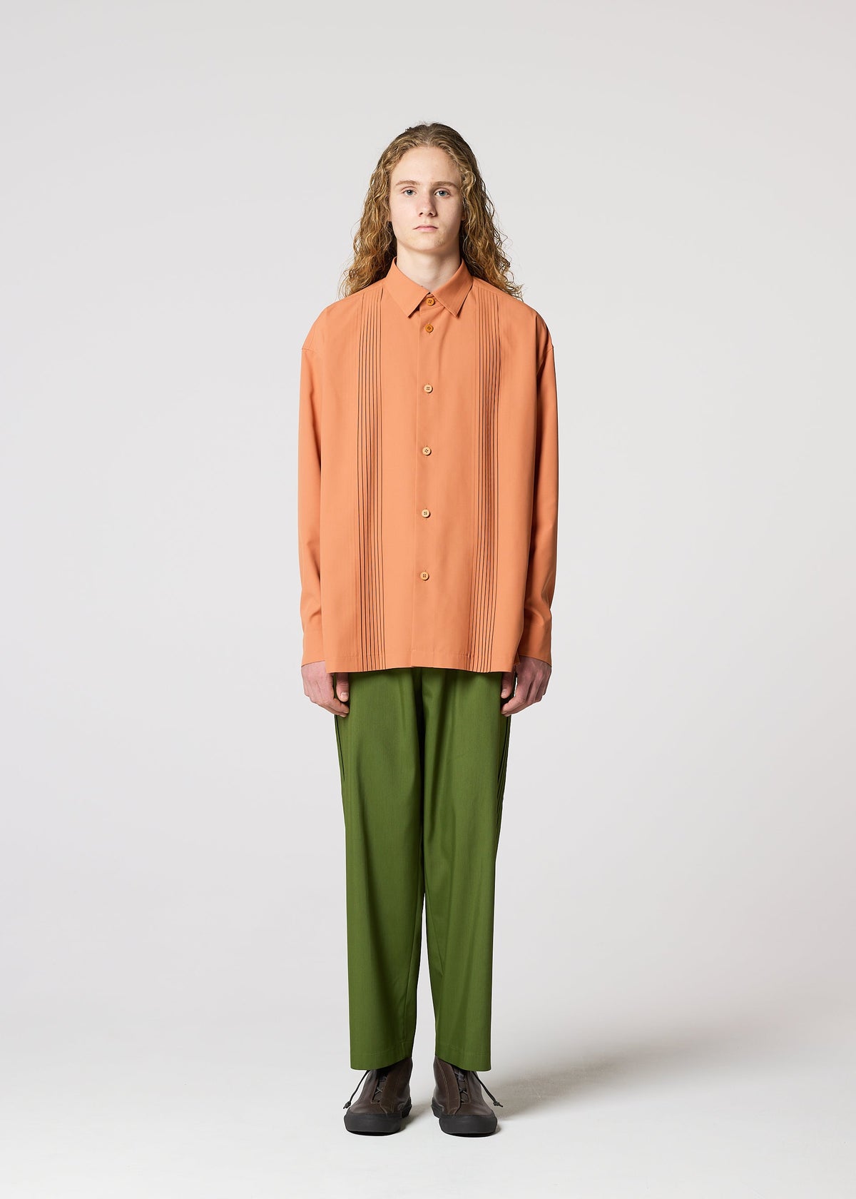 A model wears the IM Men PLEATS SHIRT prêt à porter.